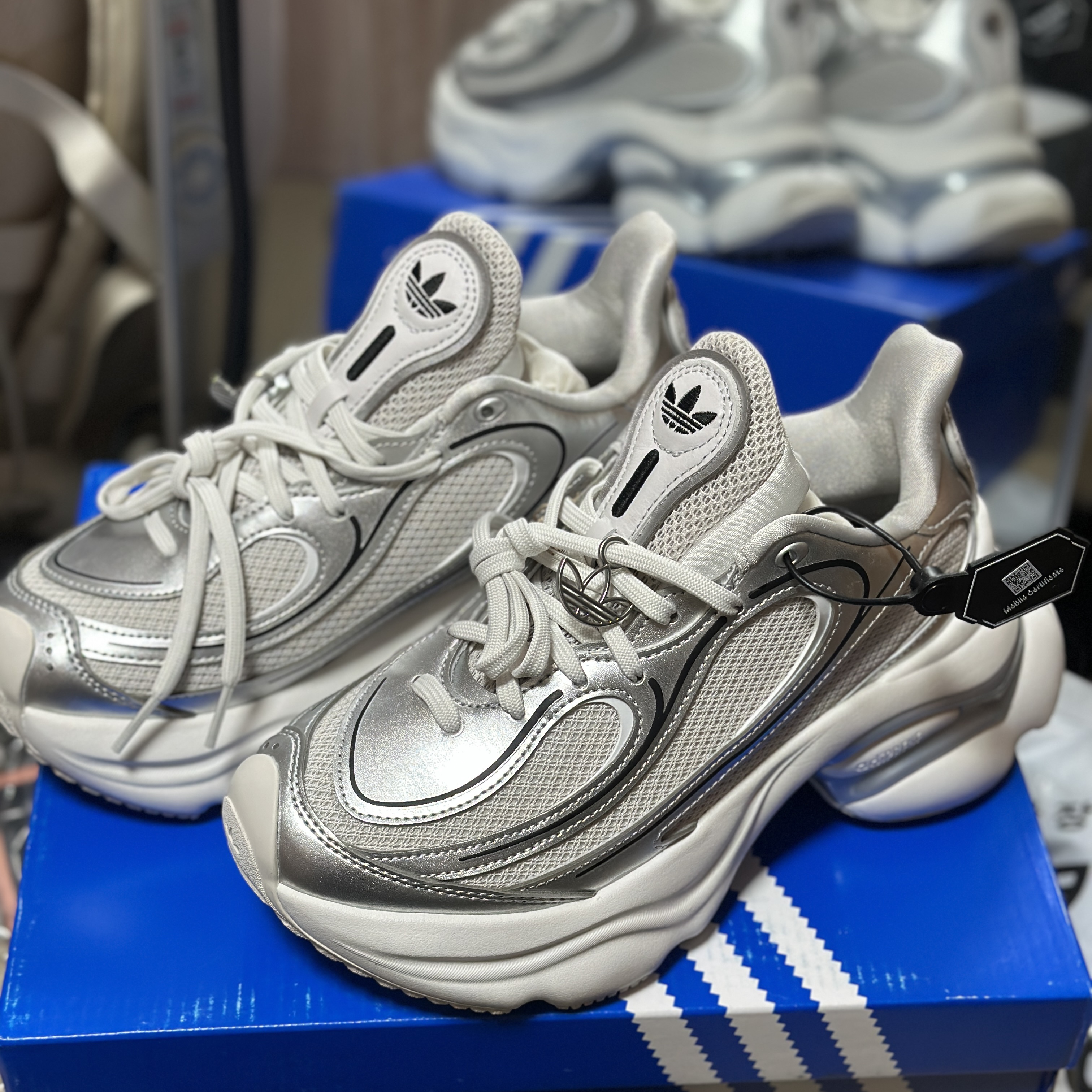 (W) Adidas Ozvenuz Silver Metallic Grey One 착용 스타일 - 2