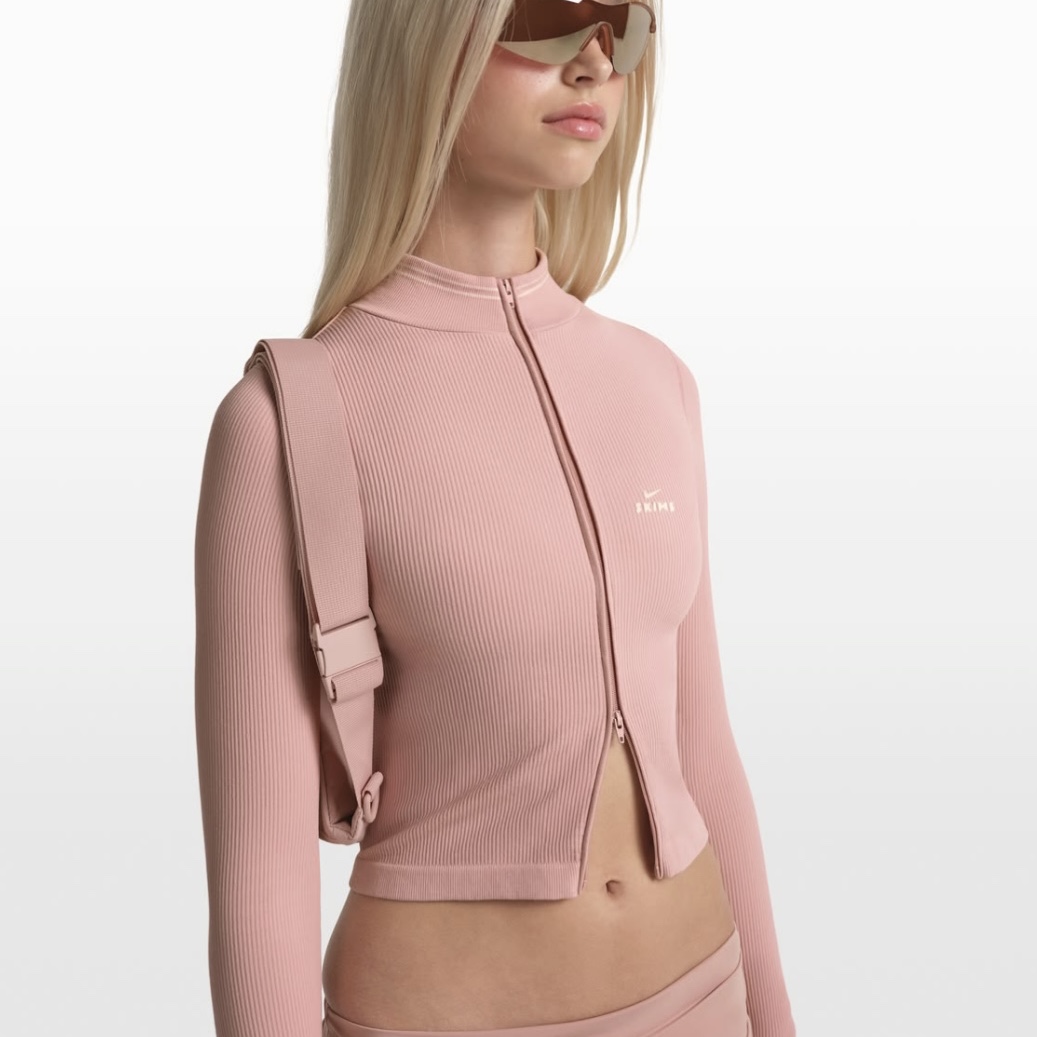 (W) NikeSKIMS Ribbed Seamless Cropped Full-Zip Jacket NSKM Phoenix NSKM Truffle, (W) NikeSKIMS Ribbed Seamless Cropped Full-Zip Jacket NSKM Himalayan NSKM Ecru 착용 스타일 - 2