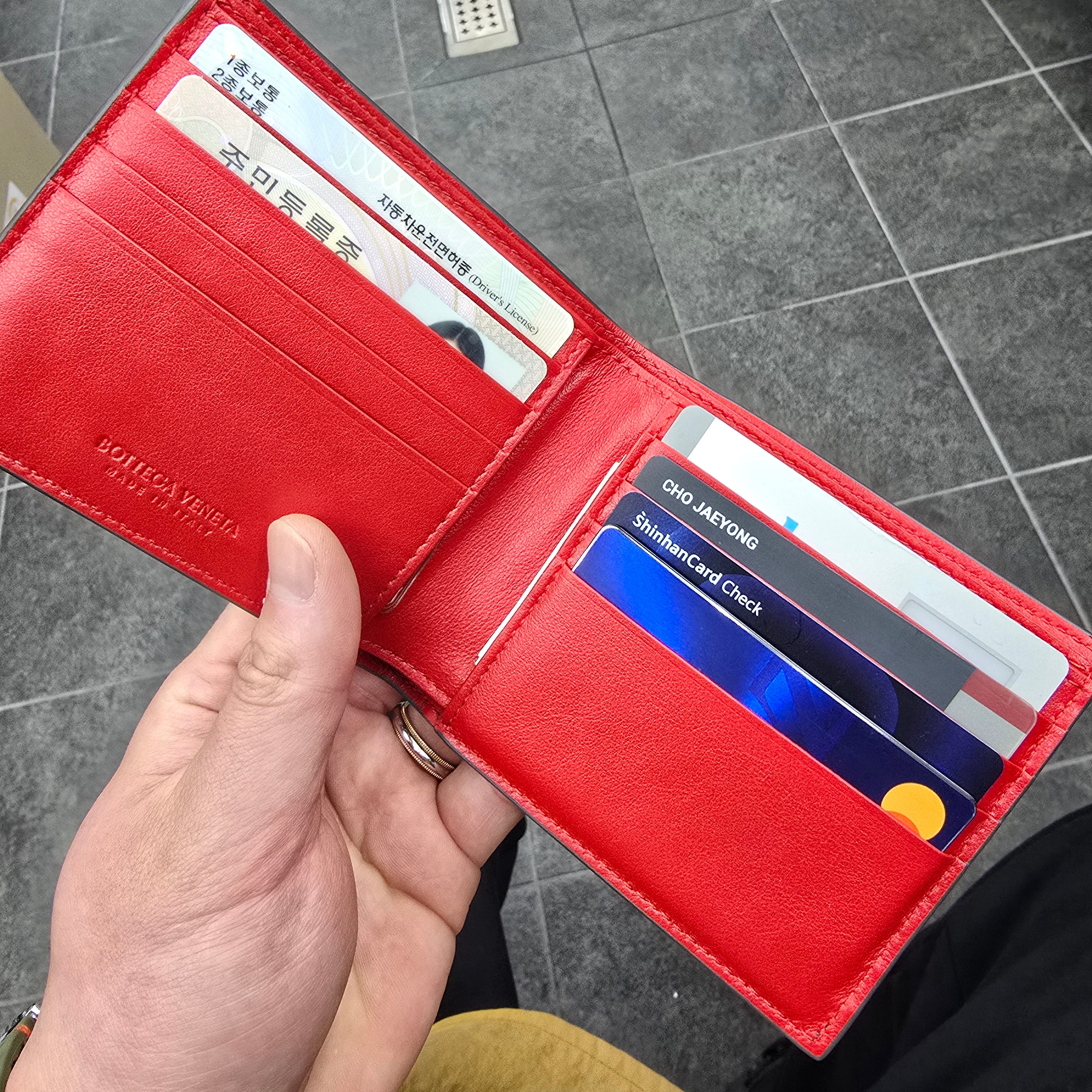 Bottega Veneta Intrecciato Bi-Fold Wallet Graphite Bright Red 착용 스타일 - 2
