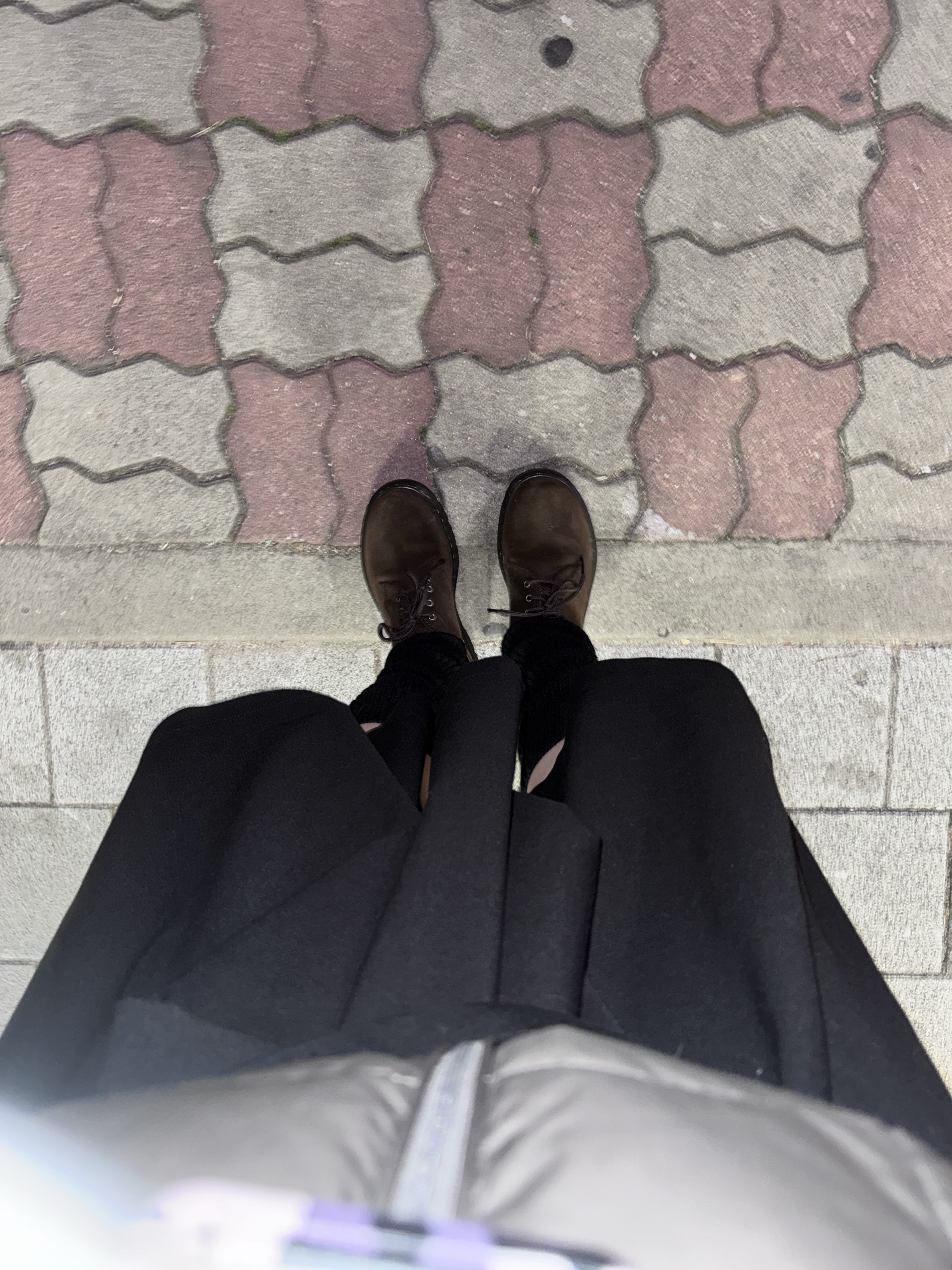 Dr. Martens Aprile 3i Dark Brown 착용 스타일