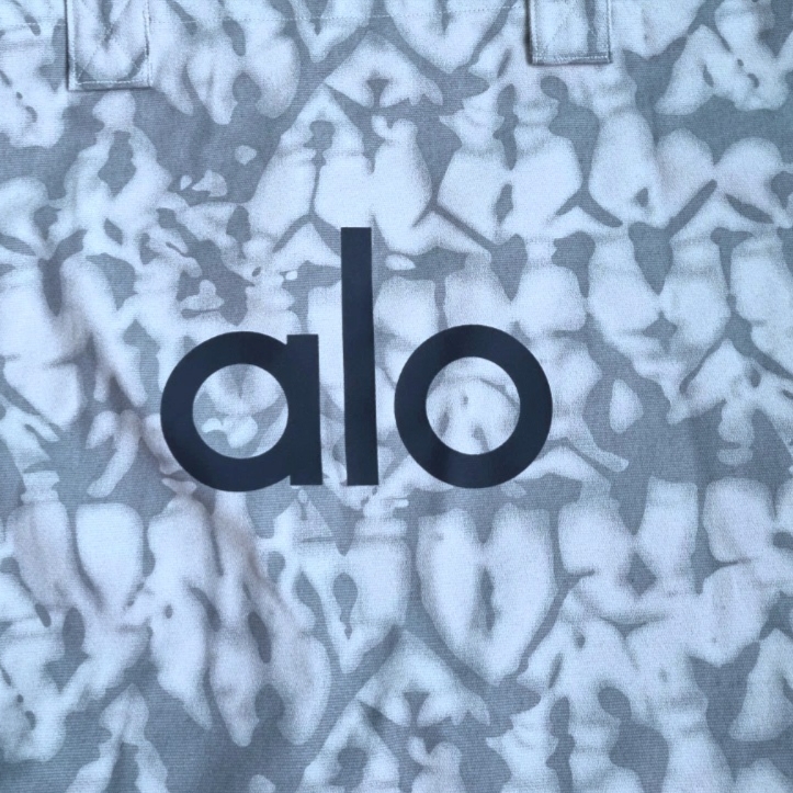 Alo Yoga Iconic Shopper Tote Bag Grey Tiedye 착용 스타일 - 3