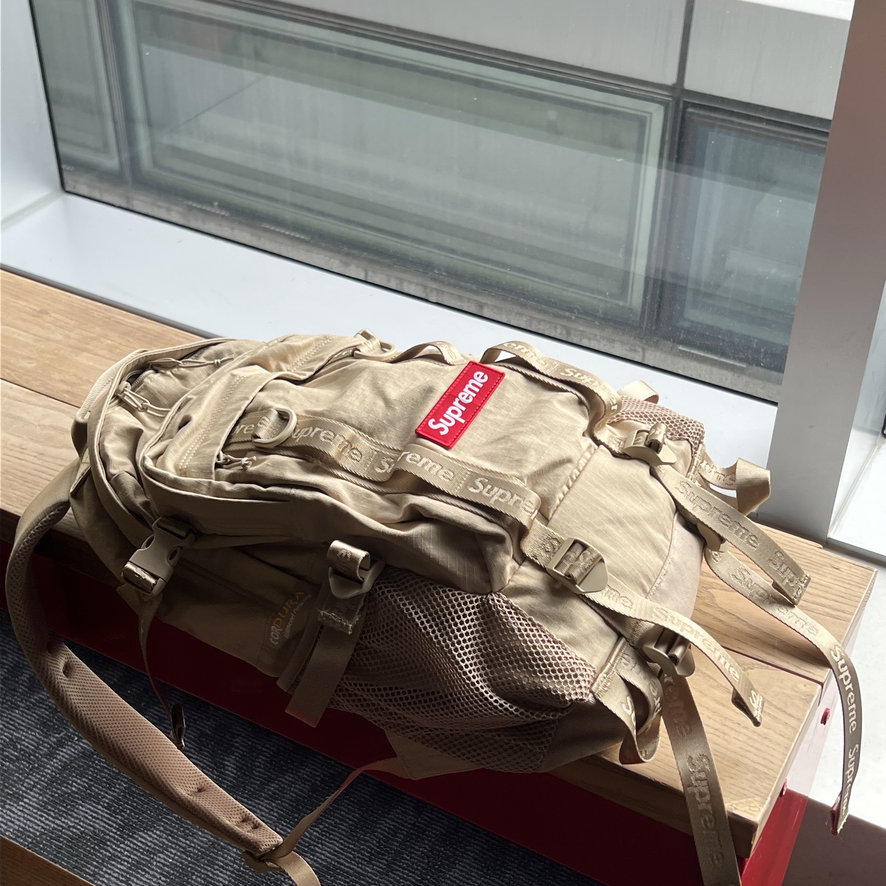 Supreme Backpack Tan - 26SS 착용 스타일