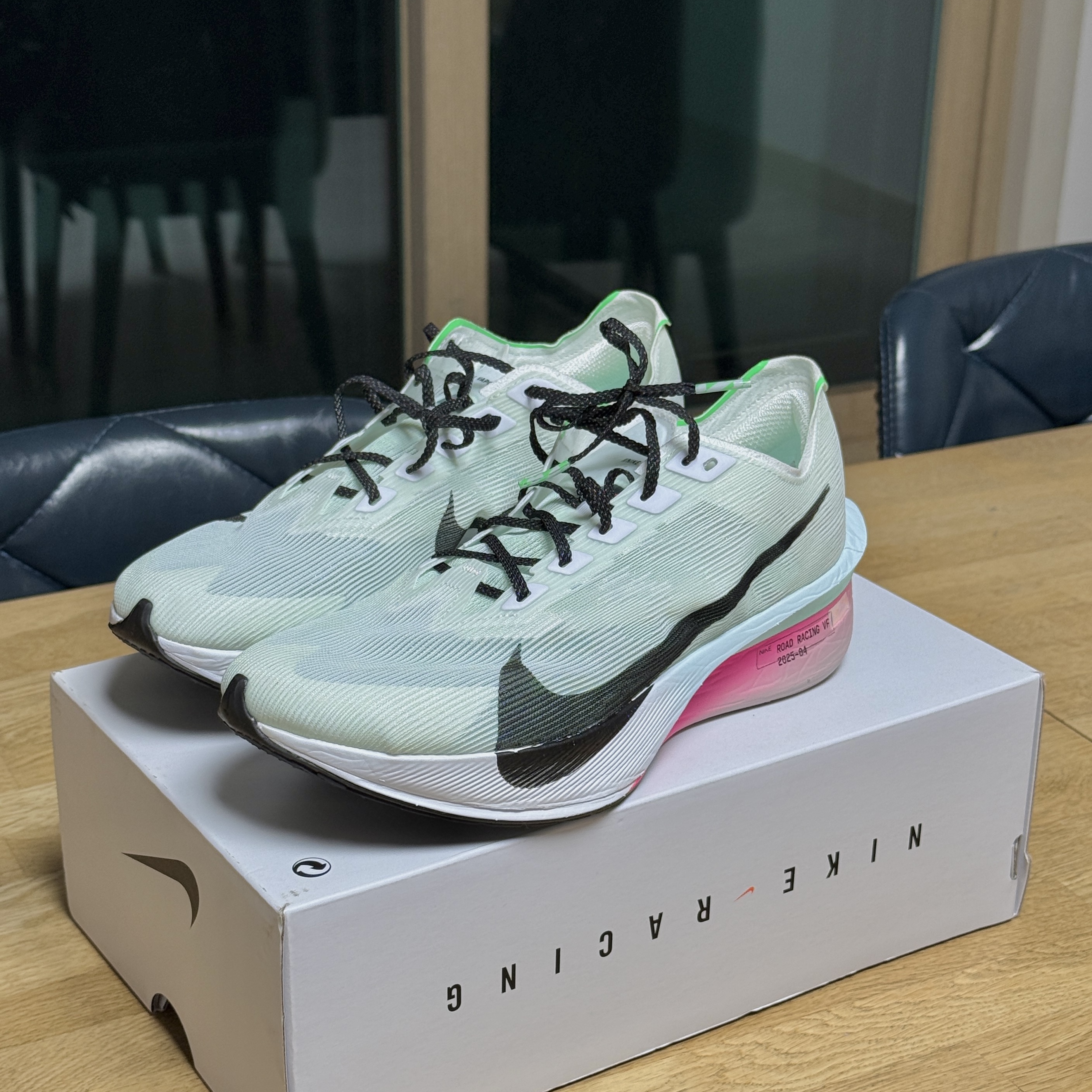 Nike ZoomX Vaporfly Next% 4 White Hyper Pink 착용 스타일