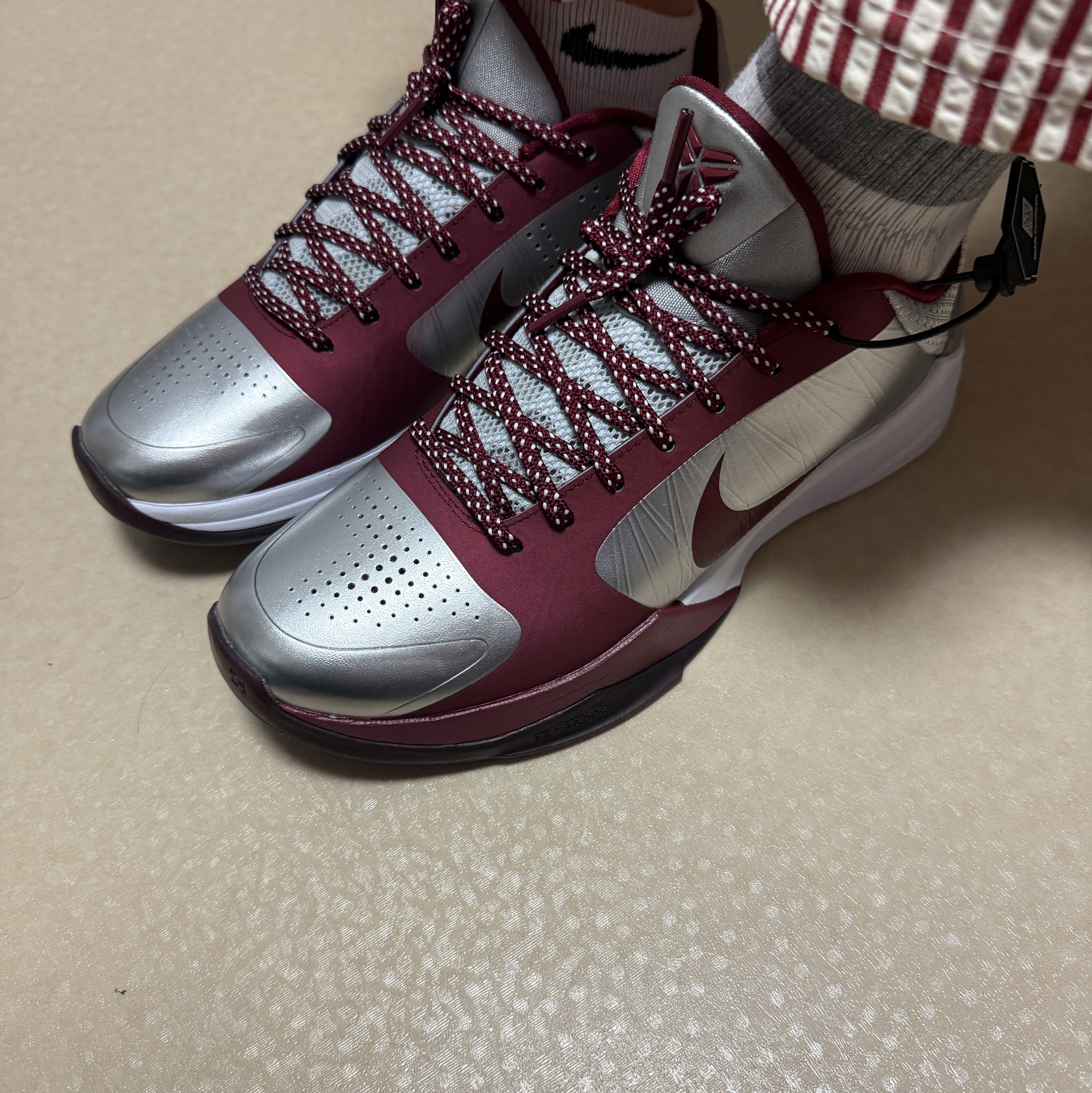 Nike Kobe 5 Protro Lower Merion Aces Away Metallic Silver Team Red 착용 스타일 - 3