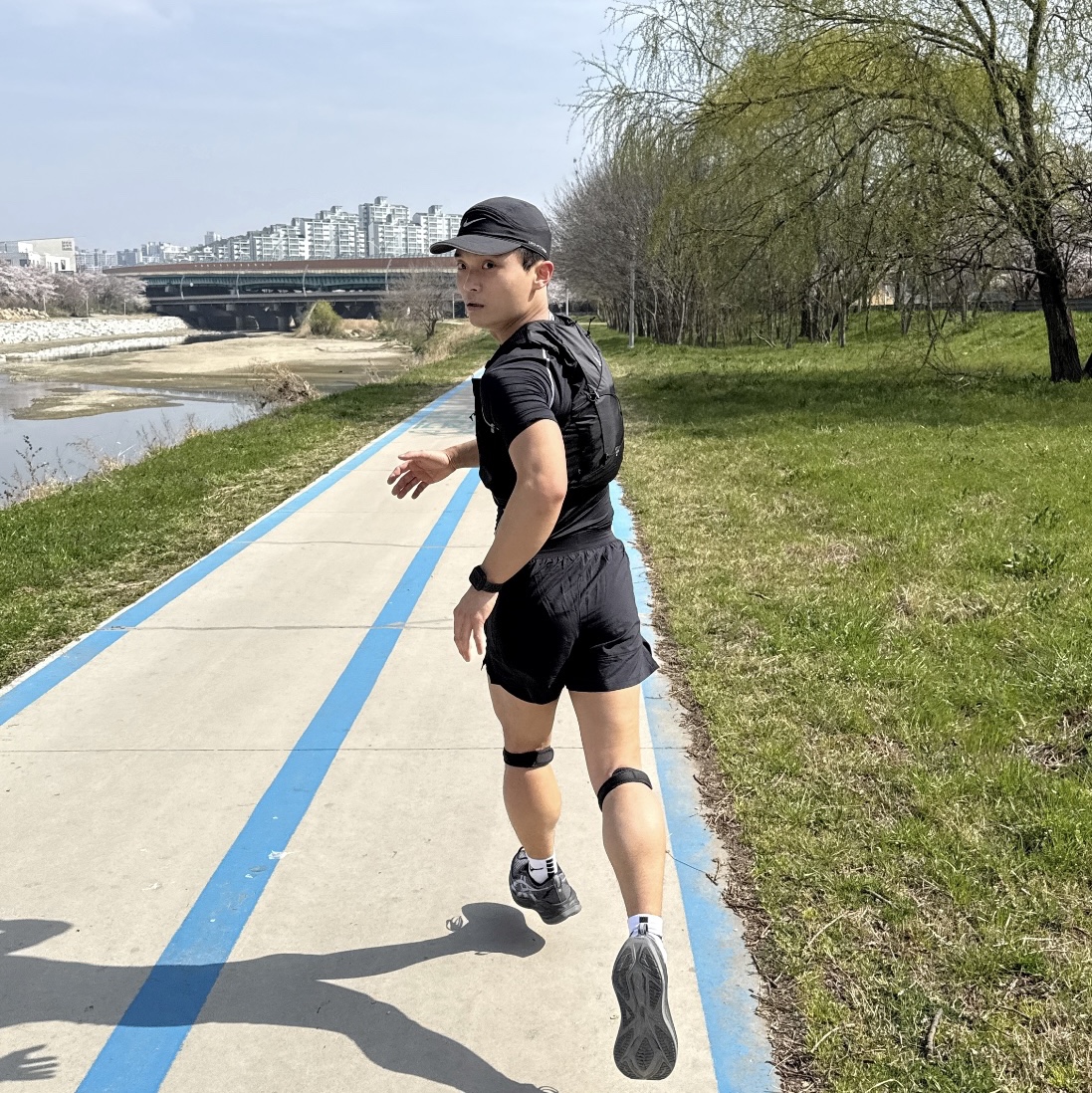 Salomon Active Skin 4 Set Black Metal, Nike Dri-Fit AeroBill Featherlight Perforated Running Cap Black 착용 스타일