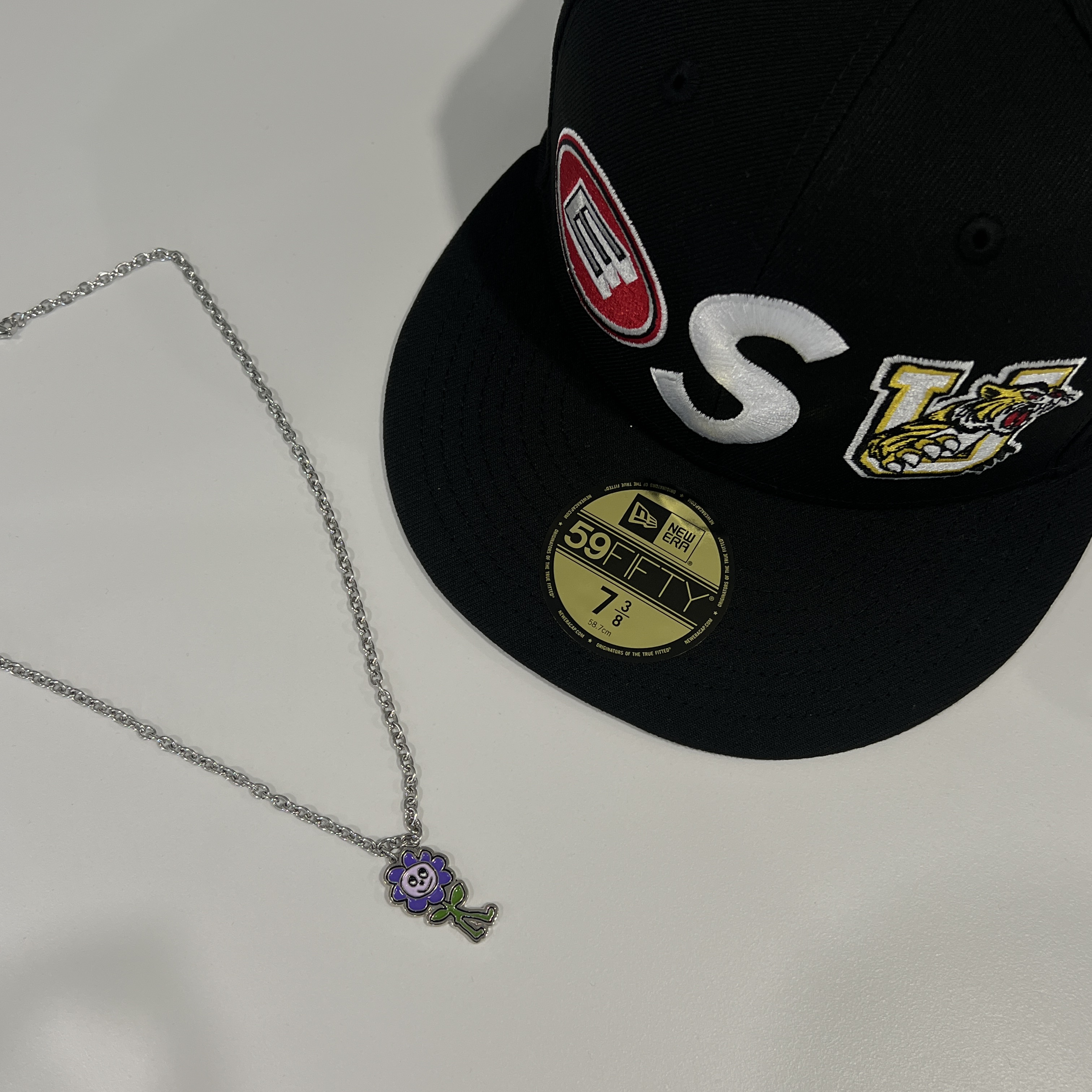 Supreme Mascots S Logo New Era Black - 26SS 착용 스타일