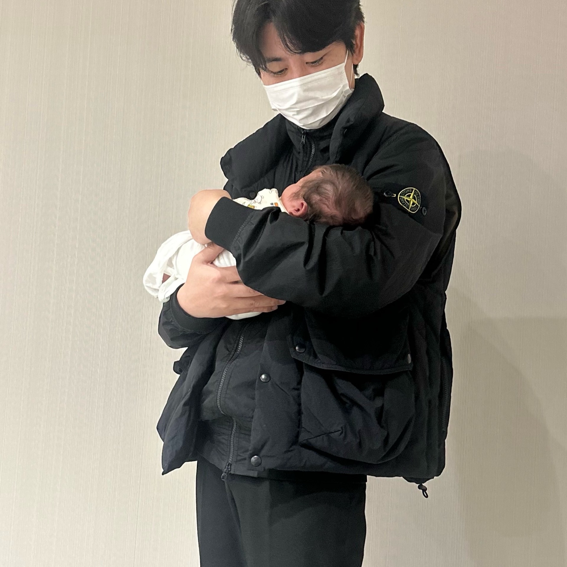 Stone Island 42822 Garment Dyed Crinkle Reps Nylon Blouson Black - 23SS 착용 스타일