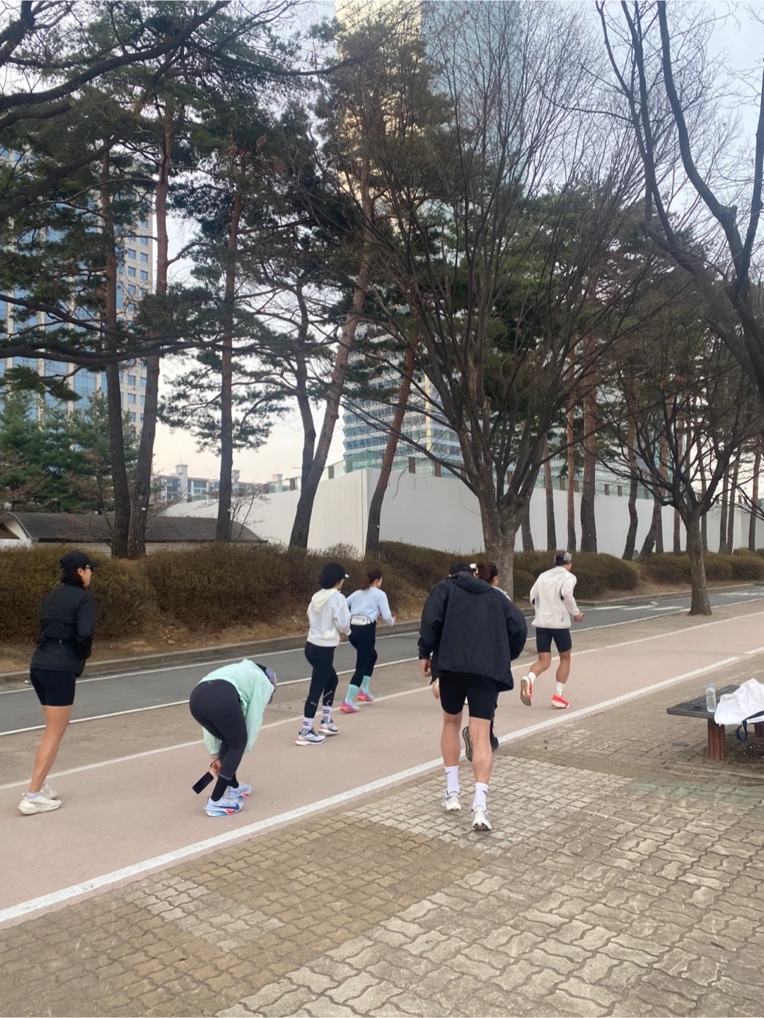 On Running Zero Jacket Glacier 착용 스타일 - 1