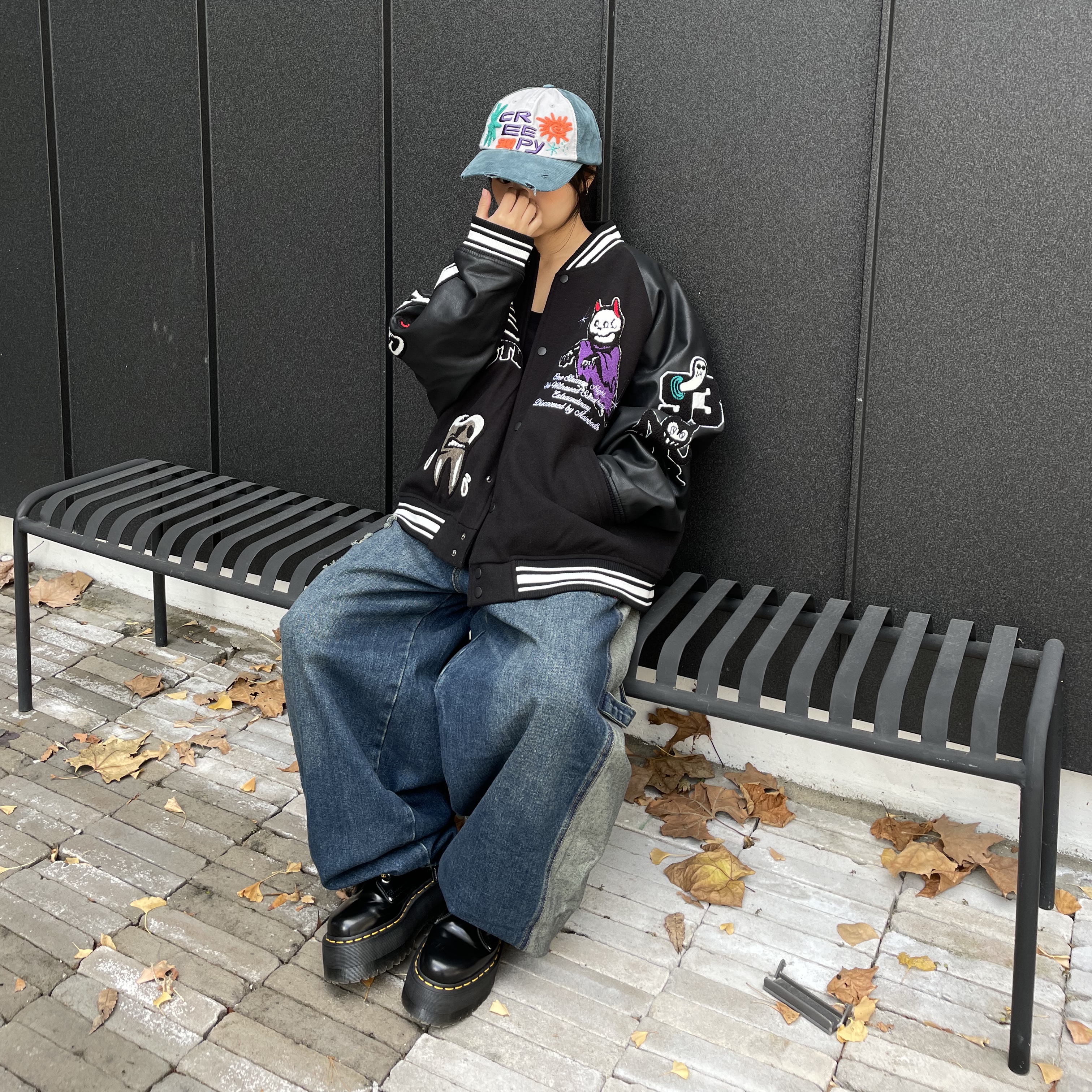 MAINBOOTH Creepy Devil Varsity Jacket Black, MAINBOOTH Creepy Sun Ball Cap Green 착용 스타일 - 3