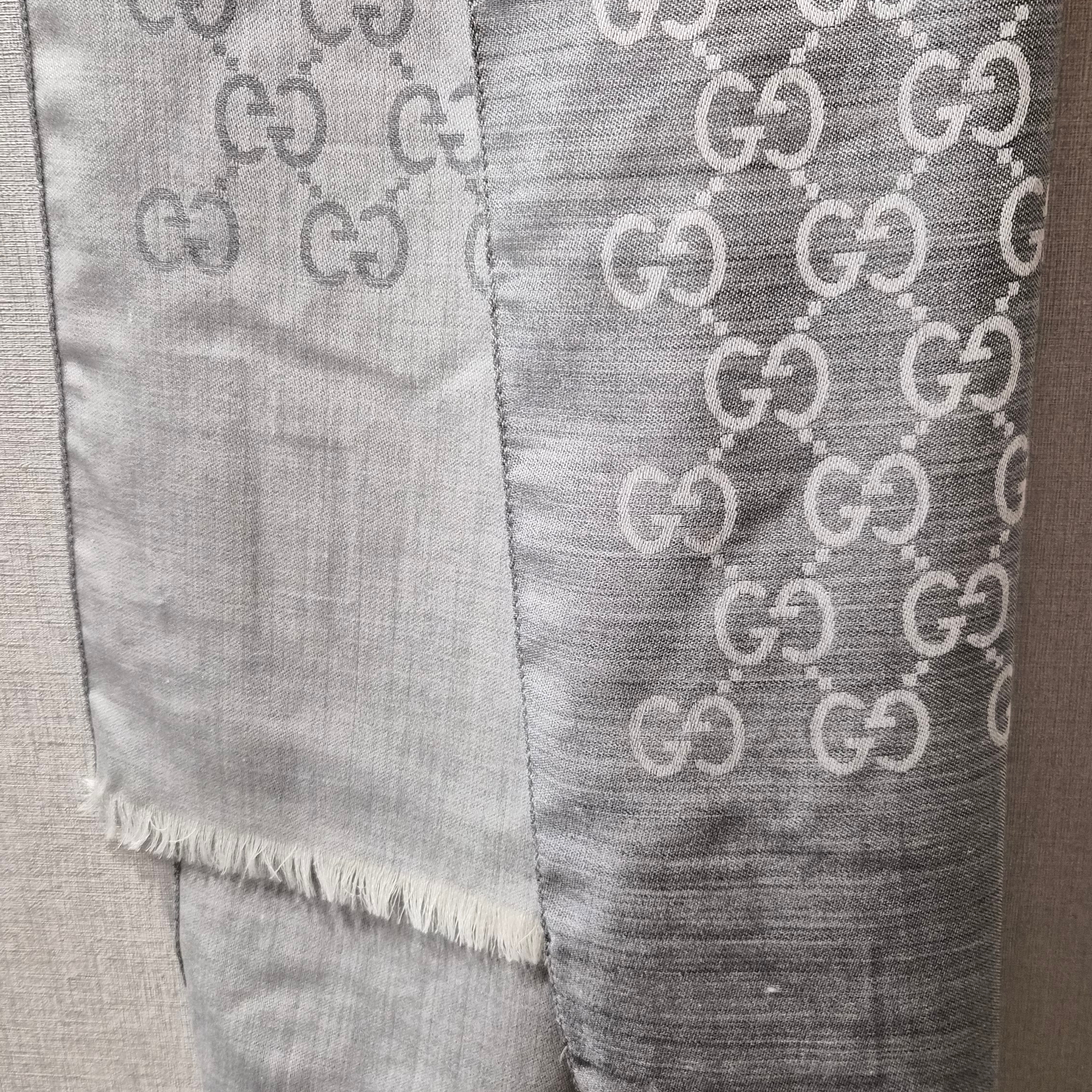 (W) Gucci GG Wool Silk Jacquard Scarf Grey 착용 스타일