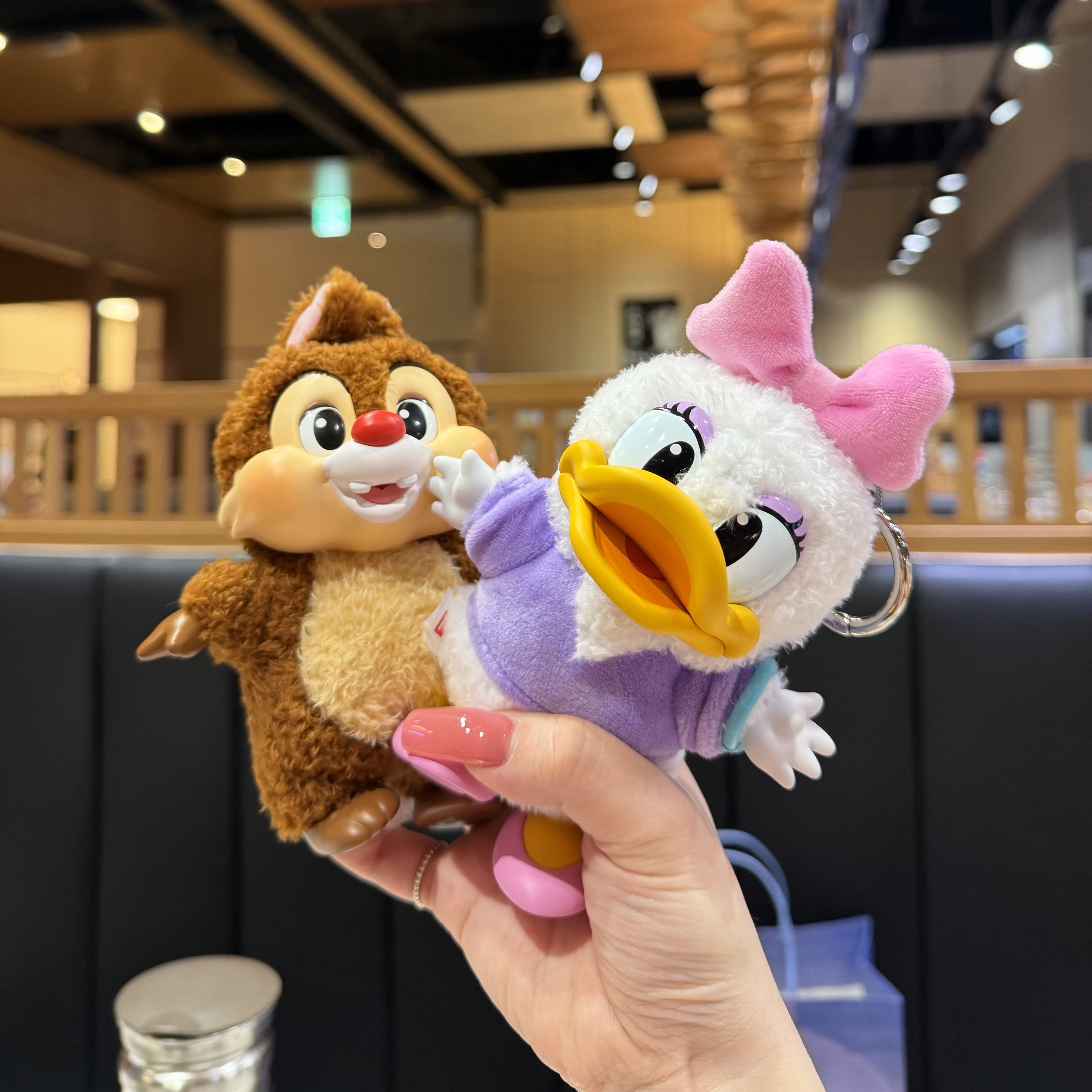 Pop Mart Mickey Family Cute Together Keychain Series Dale (Opened Case), Pop Mart Mickey Family Cute Together Keychain Series Daisy (Opened Case) 착용 스타일