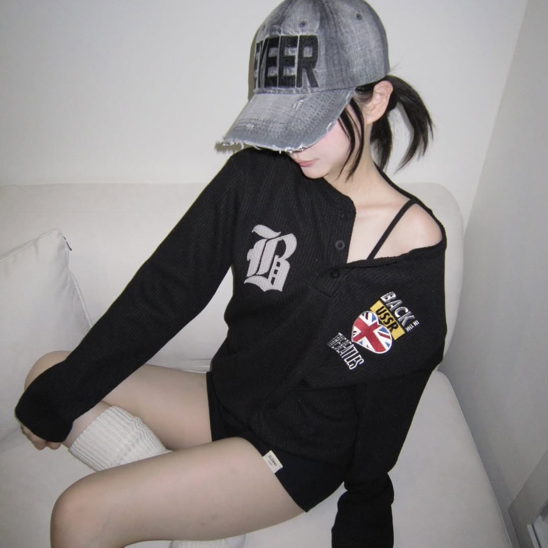 MAINBOOTH Beatles x Waffleton Henley Neck T-Shirt Black 착용 스타일 - 1