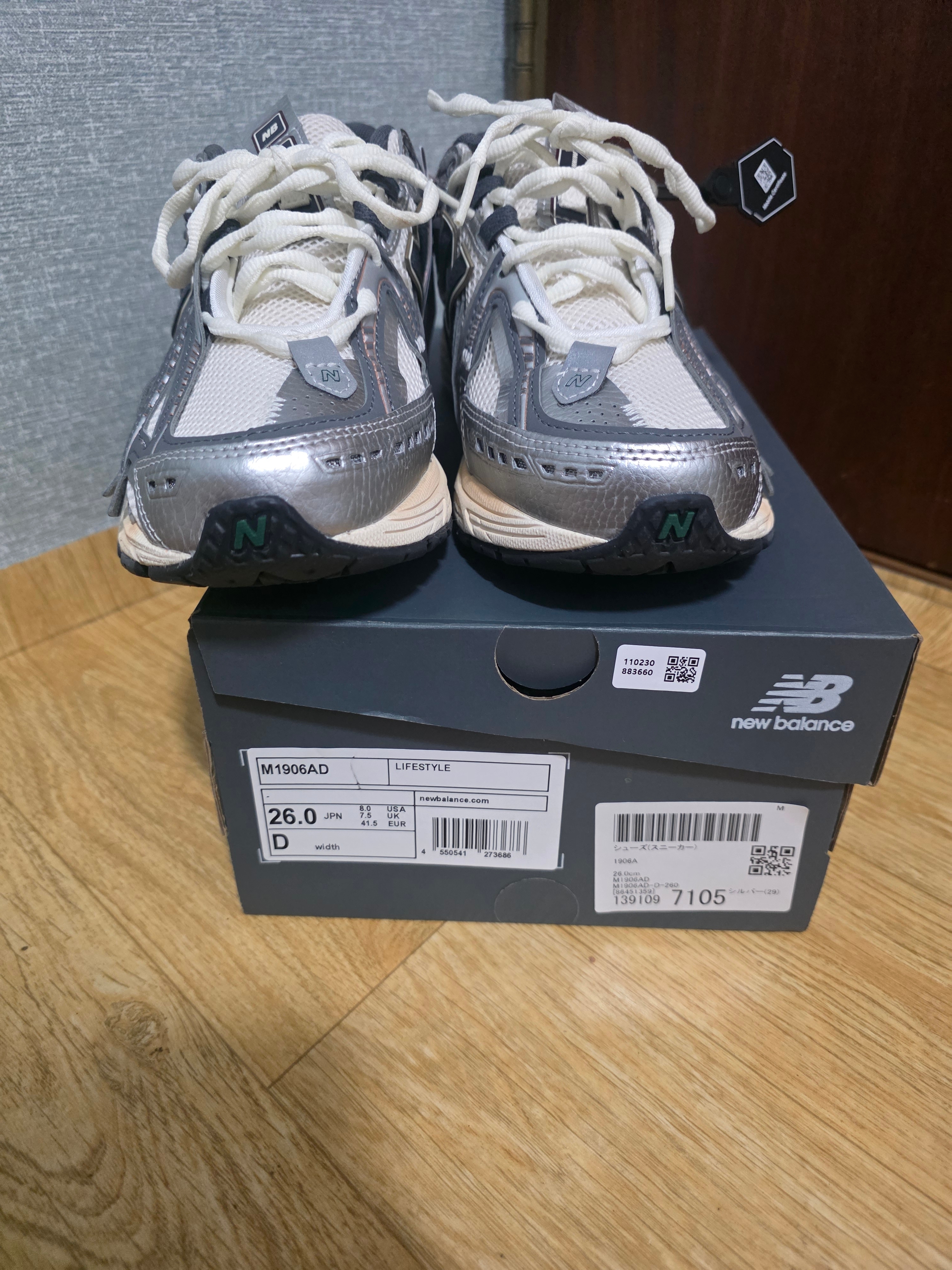 New Balance 1906A Silver Metallic Castlerock 착용 스타일