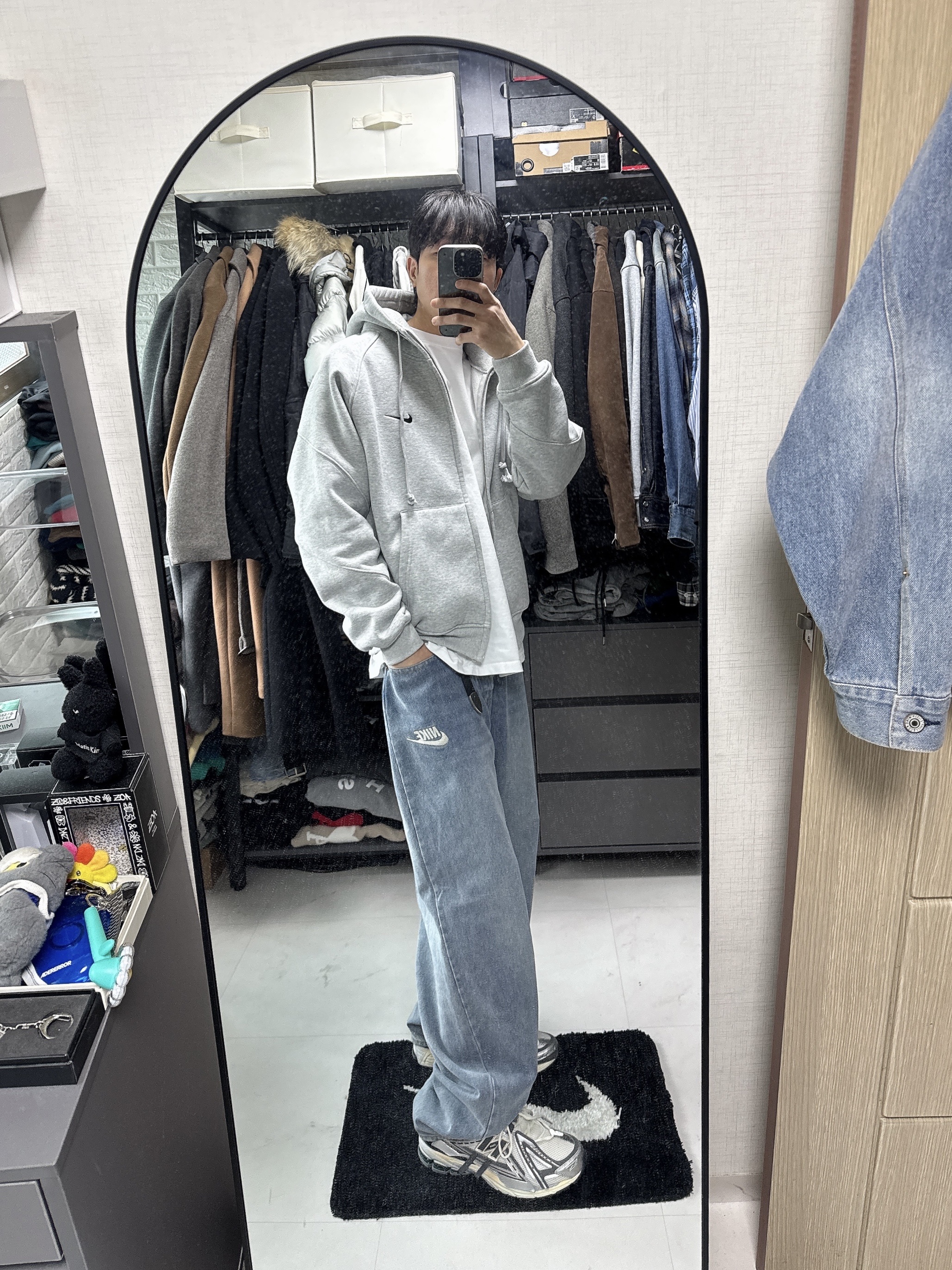 New Balance 1906A Silver Metallic Castlerock, Levi's x Nike Trucker Jacket Light Blue 착용 스타일 - 2