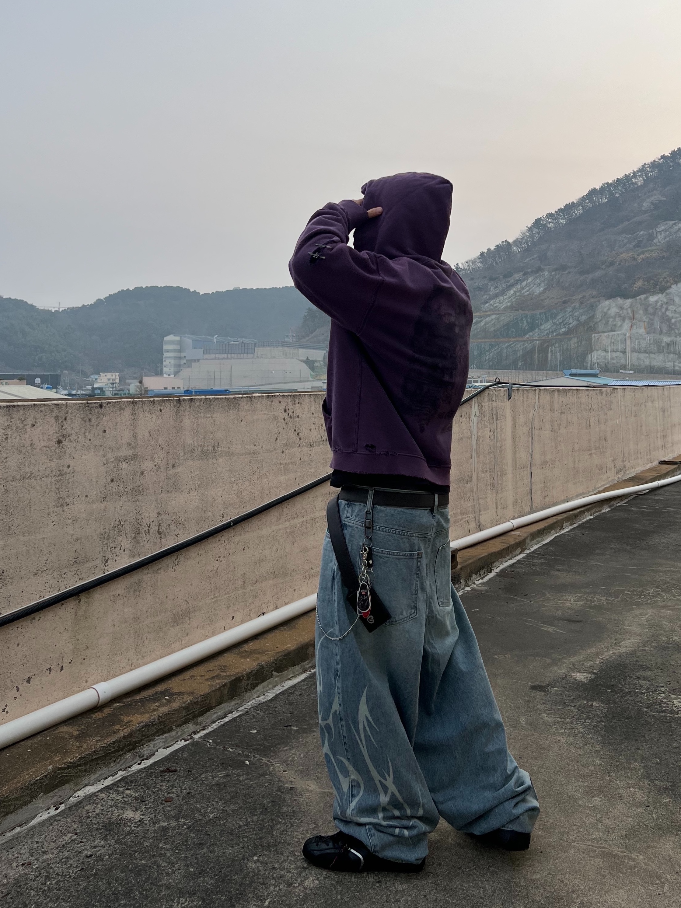 Undermycar MU.128 Original Logo Cracked Leather Belt Silver / Black, SOULESURES BOLD Kyle 착용 스타일 - 7