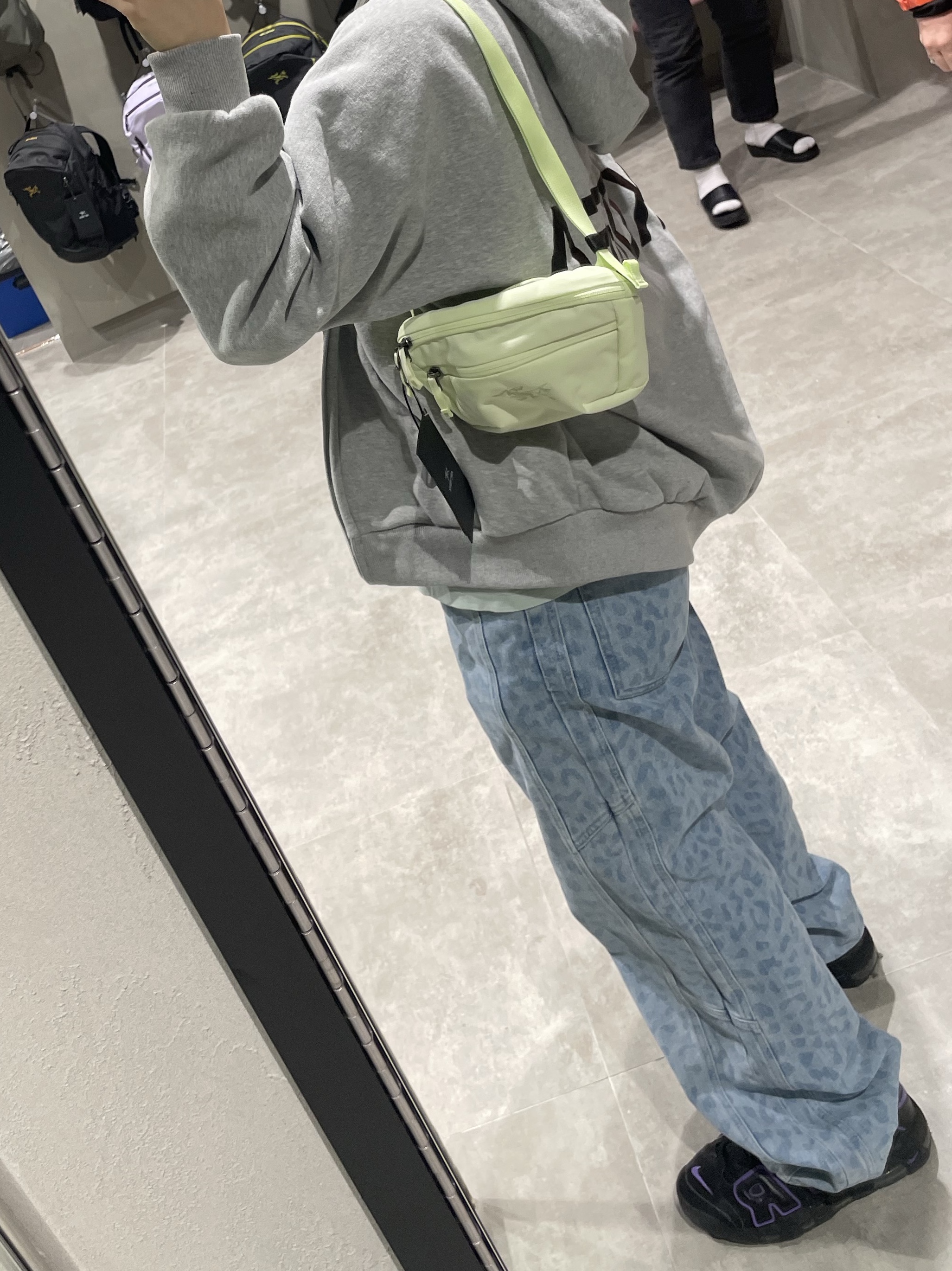 Yeezy HD-10 Grey - Korea Limited, Arc'teryx Mantis 1 Waistpack Shincha 착용 스타일