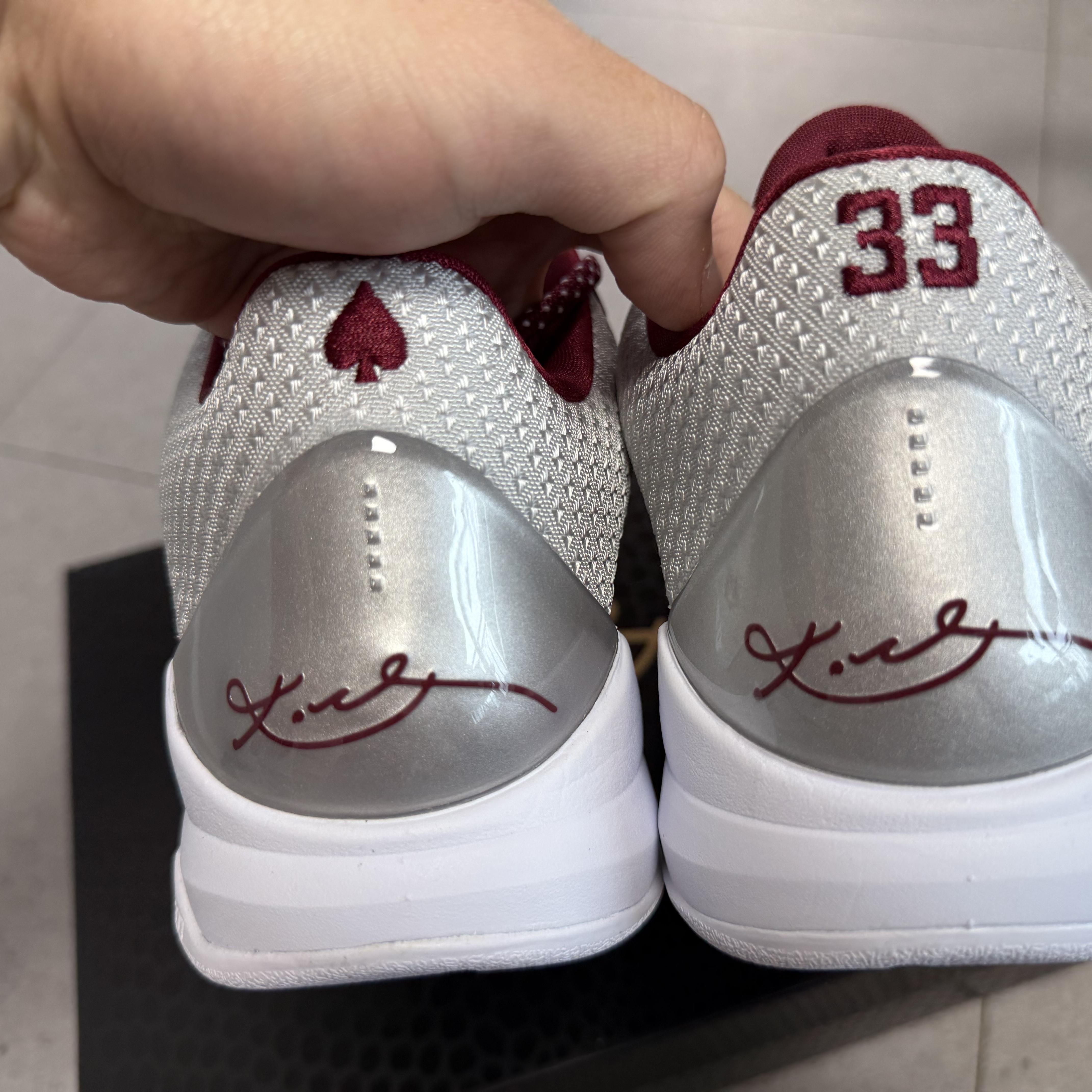 Nike Kobe 5 Protro Lower Merion Aces Away Metallic Silver Team Red 착용 스타일 - 3