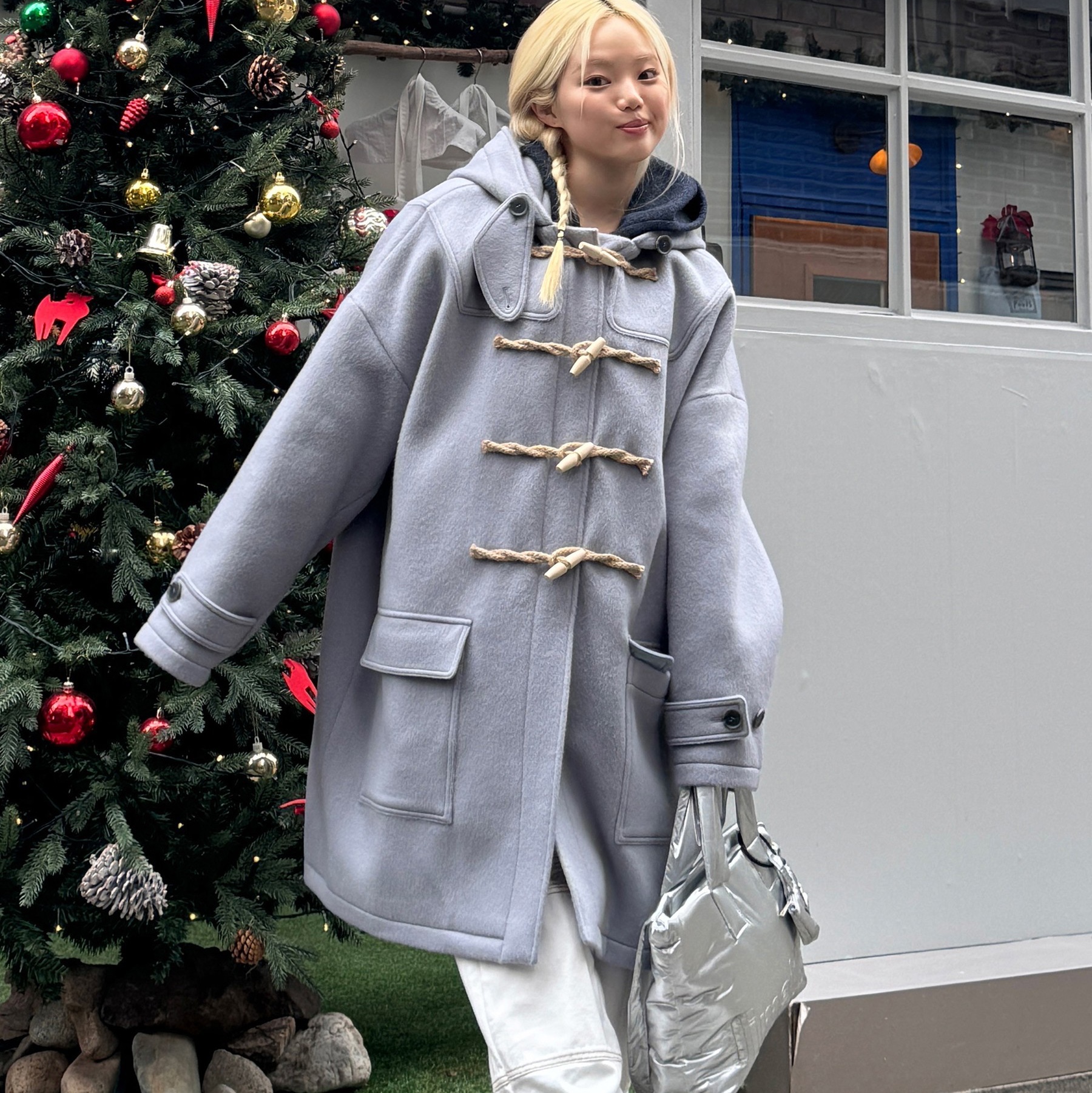 MAINBOOTH Oversized Duffle Coat Ash Blue 착용 스타일 - 2