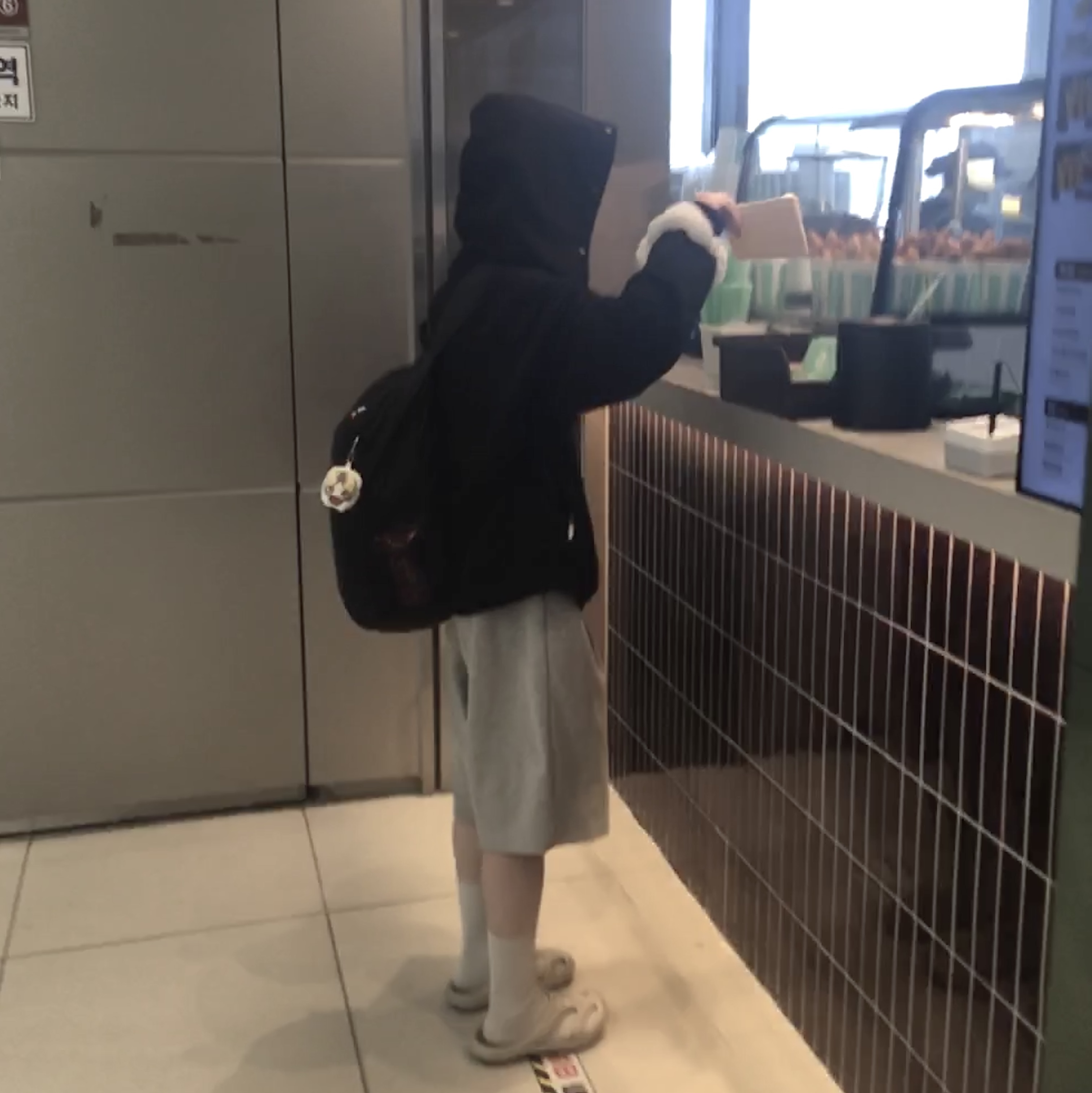 AMOU D-Star Hoodie Zip Up Black, (W) Keen Shanti White Black 착용 스타일