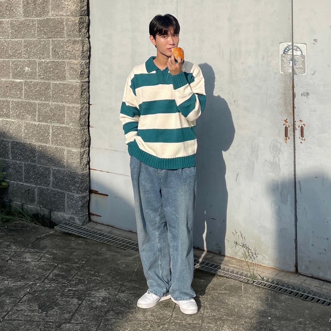 MAINBOOTH Traveler Oversized Sweater Teal Green 착용 스타일 - 1