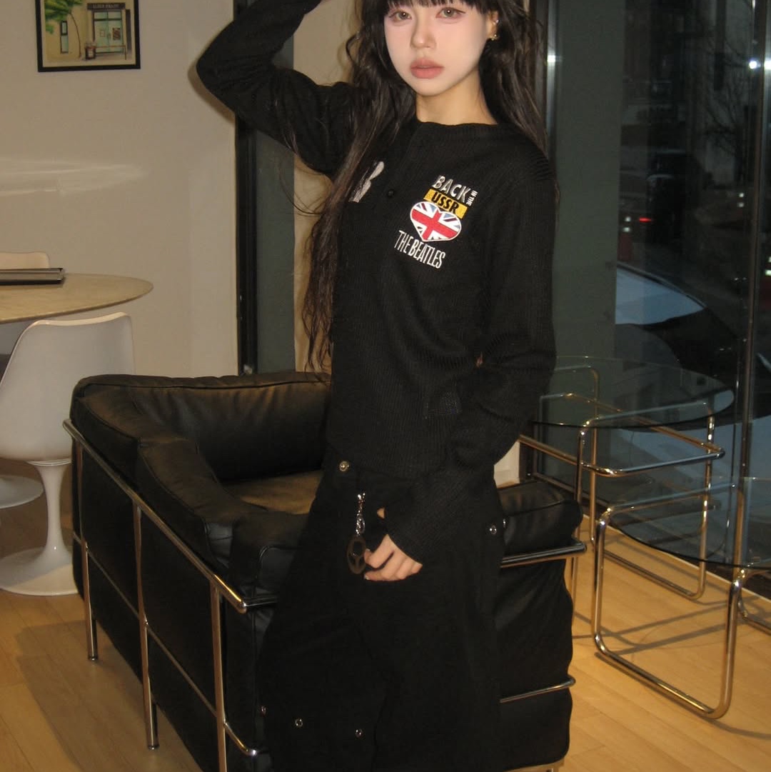 MAINBOOTH Beatles x Waffleton Henley Neck T-Shirt Black 착용 스타일 - 5
