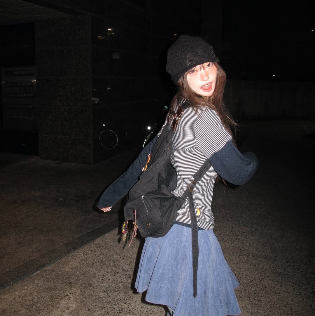 MAINBOOTH Layered Border T-shirt NAVY, MAINBOOTH Button Turban Beanie BLACK 착용 스타일 - 4