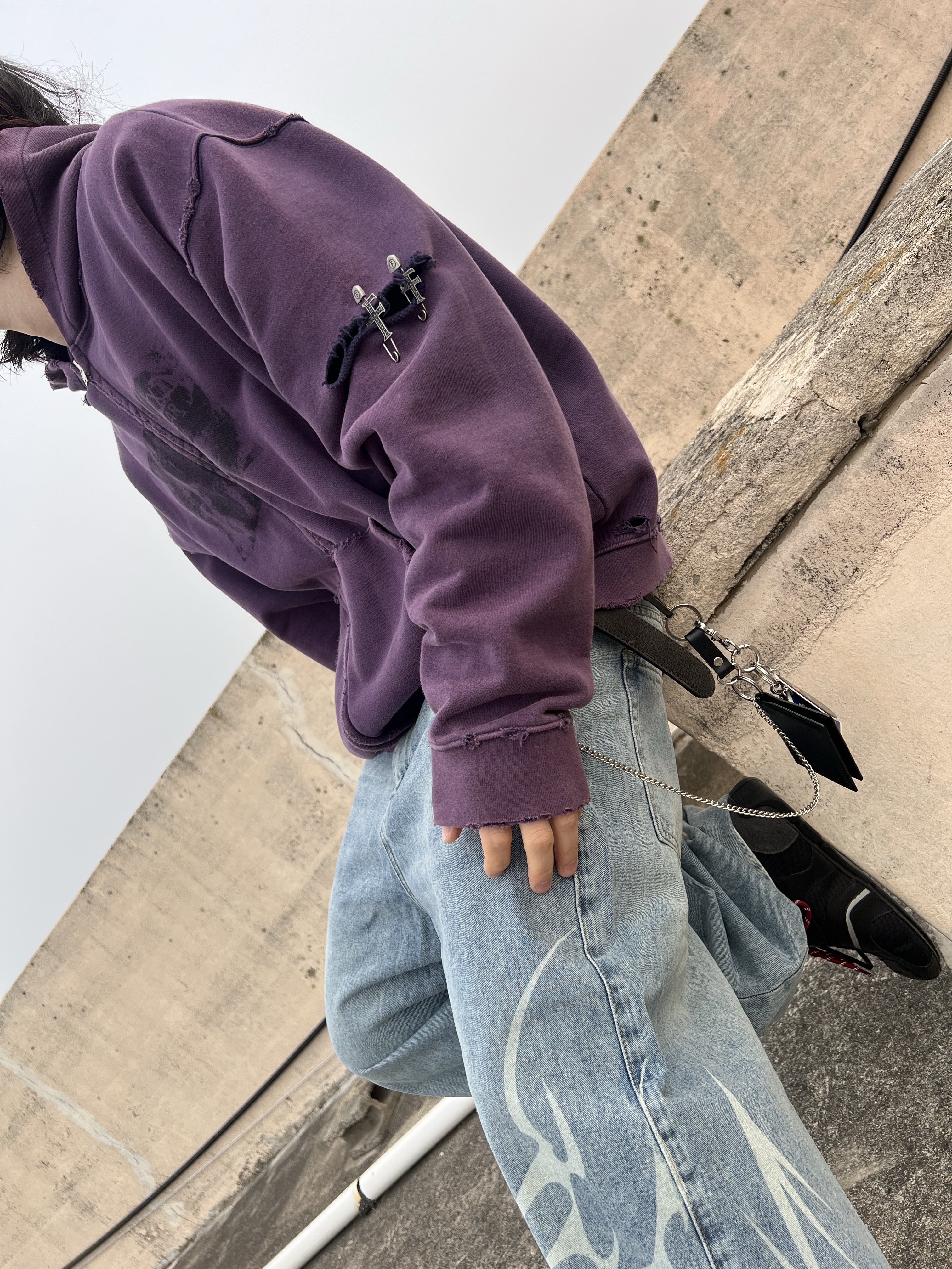 Undermycar MU.128 Original Logo Cracked Leather Belt Silver / Black, SOULESURES BOLD Kyle 착용 스타일 - 2