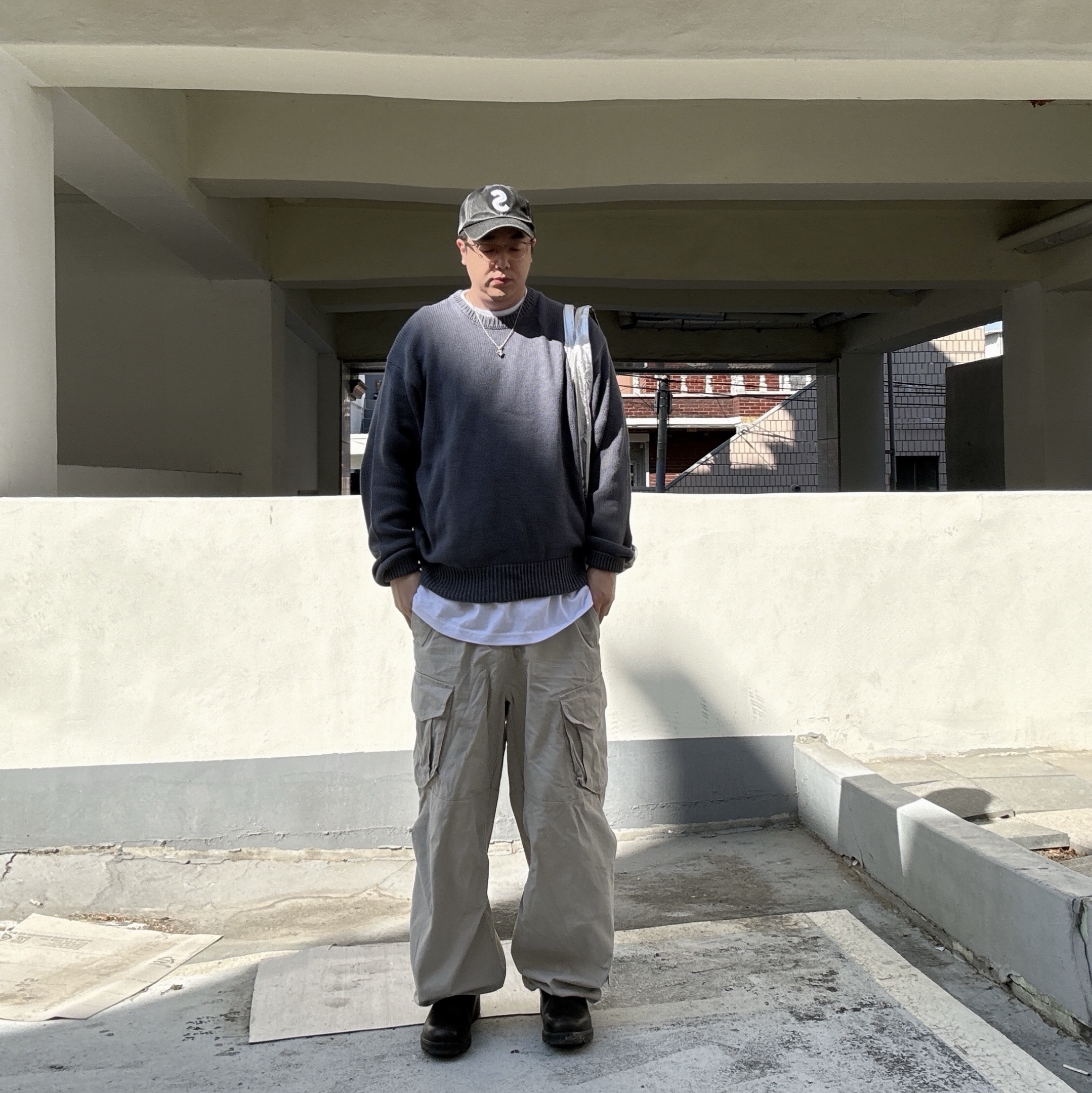 Stussy Surfman Icon Cotton Linen Crew Dusty Blue, [KREAM 단독] Flavorism VTG Washed Cargo Pants Washed beige 착용 스타일 - 1