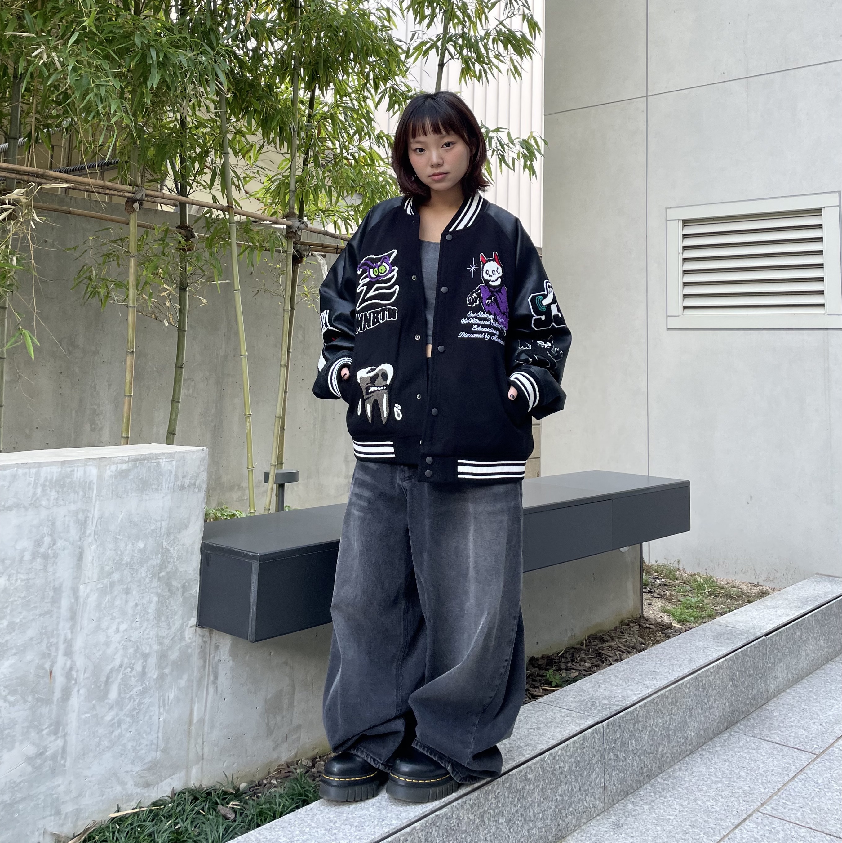 MAINBOOTH Creepy Devil Varsity Jacket Black 착용 스타일 - 3