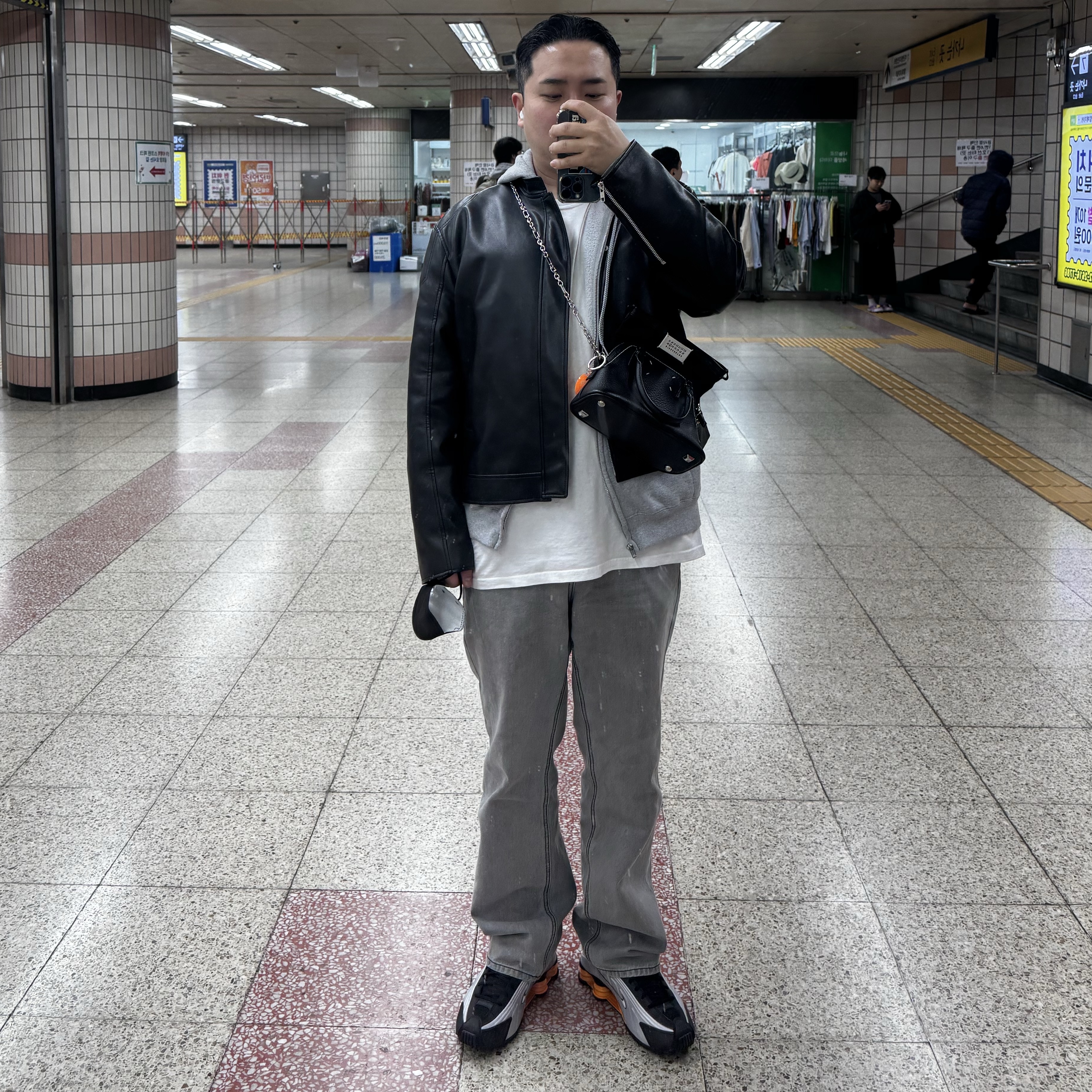 Nike Shox R4 Black Vast Grey, Maison Margiela 5AC Micro Bag Black 착용 스타일