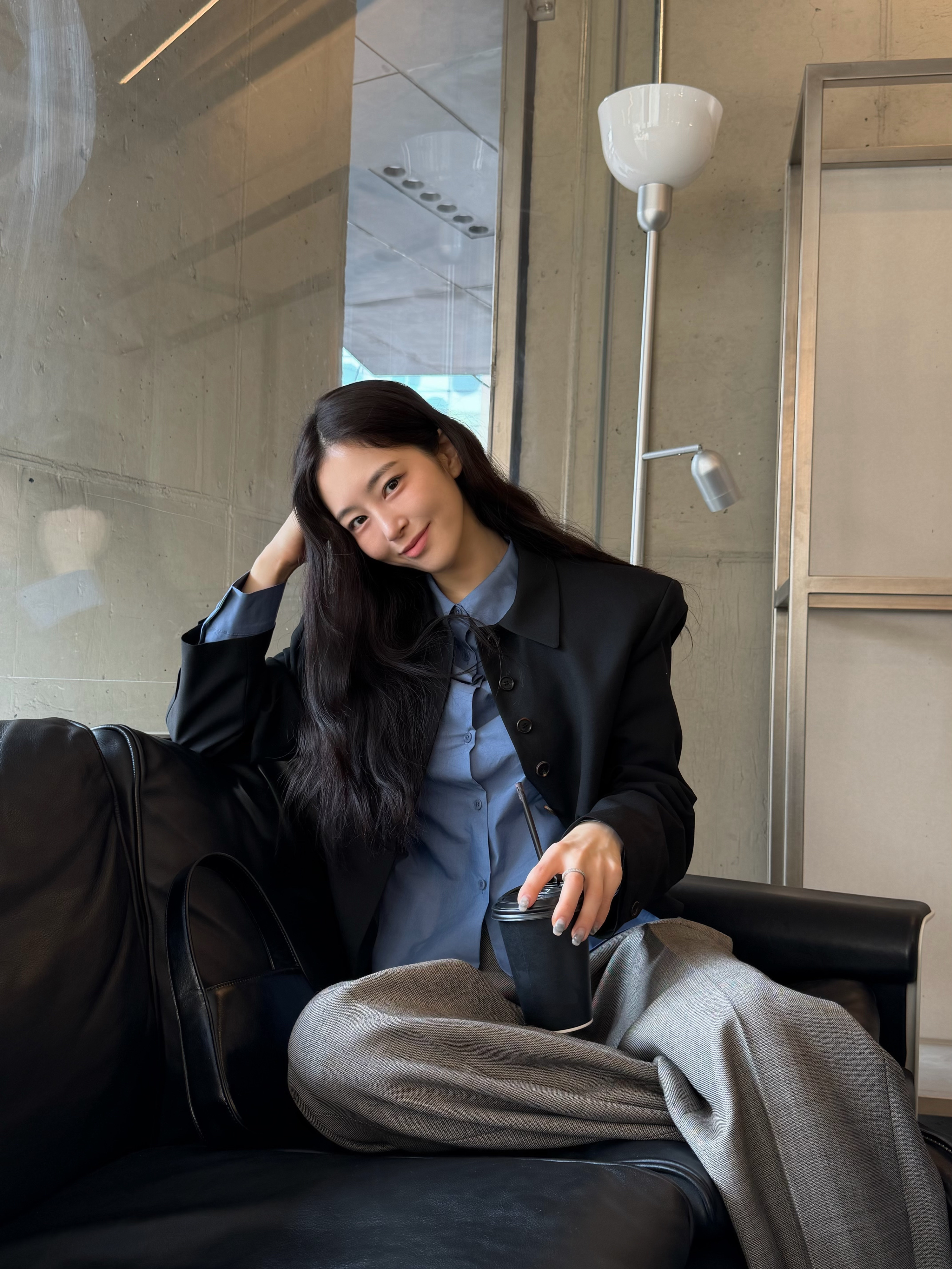 Amomento Women Wool Short Jacket Black - 26SS, Amomento Women Slim Shirt Blue - 26SS 착용 스타일 - 6