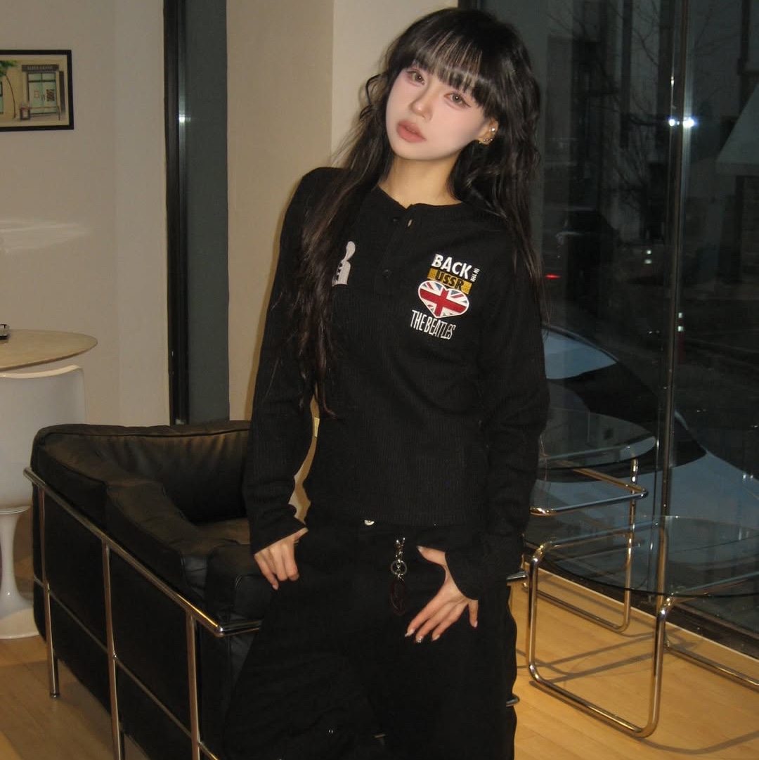 MAINBOOTH Beatles x Waffleton Henley Neck T-Shirt Black 착용 스타일 - 1