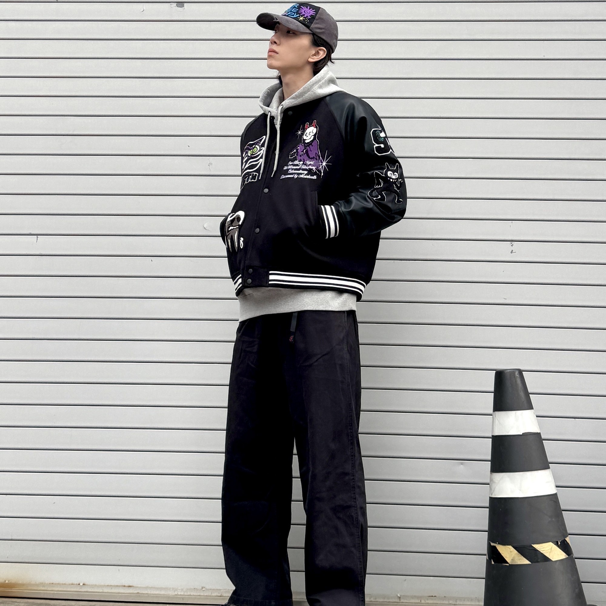 MAINBOOTH Creepy Devil Varsity Jacket Black, MAINBOOTH Creepy Sun Ball Cap Black 착용 스타일 - 8