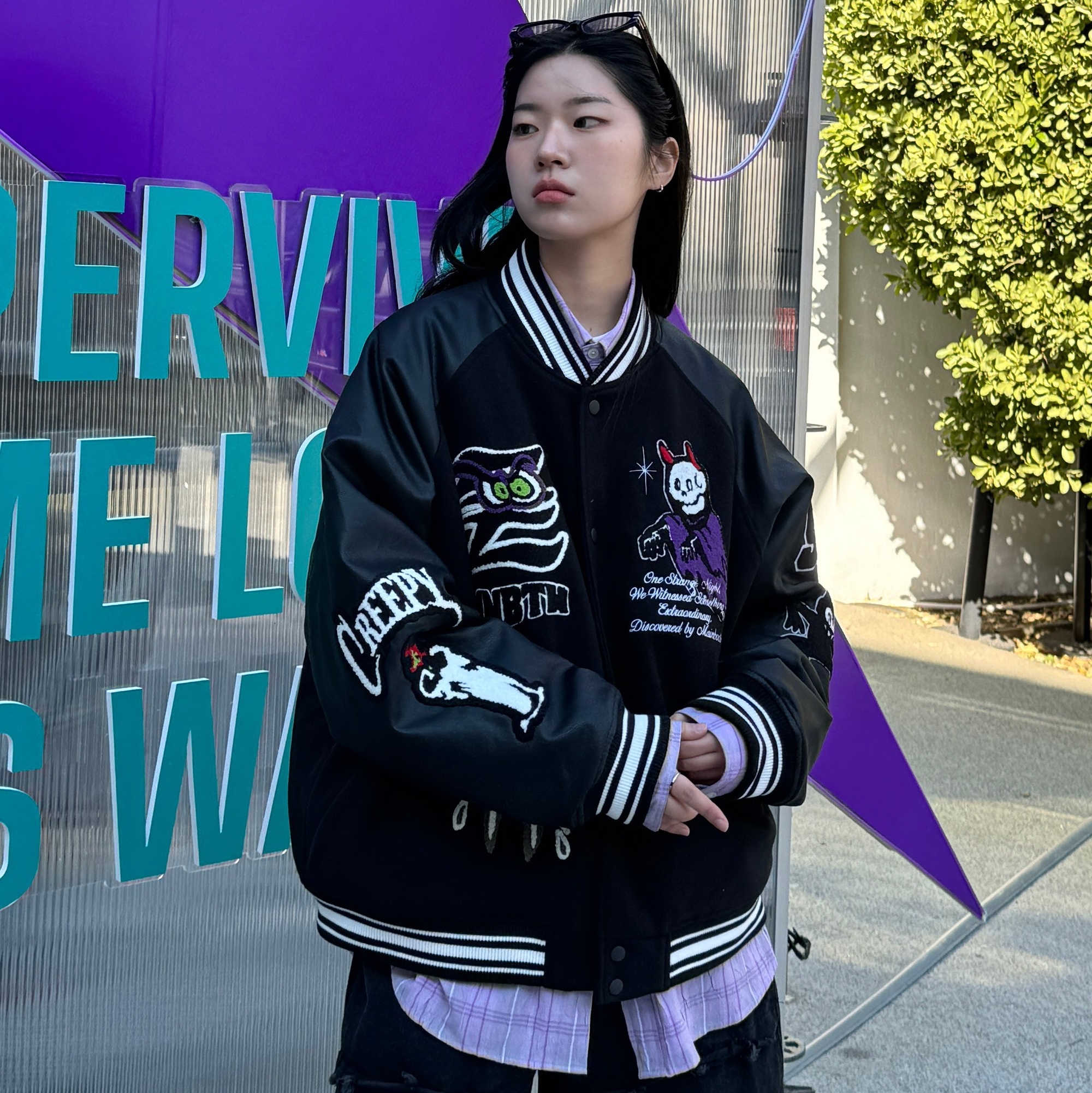MAINBOOTH Creepy Devil Varsity Jacket Black 착용 스타일 - 2