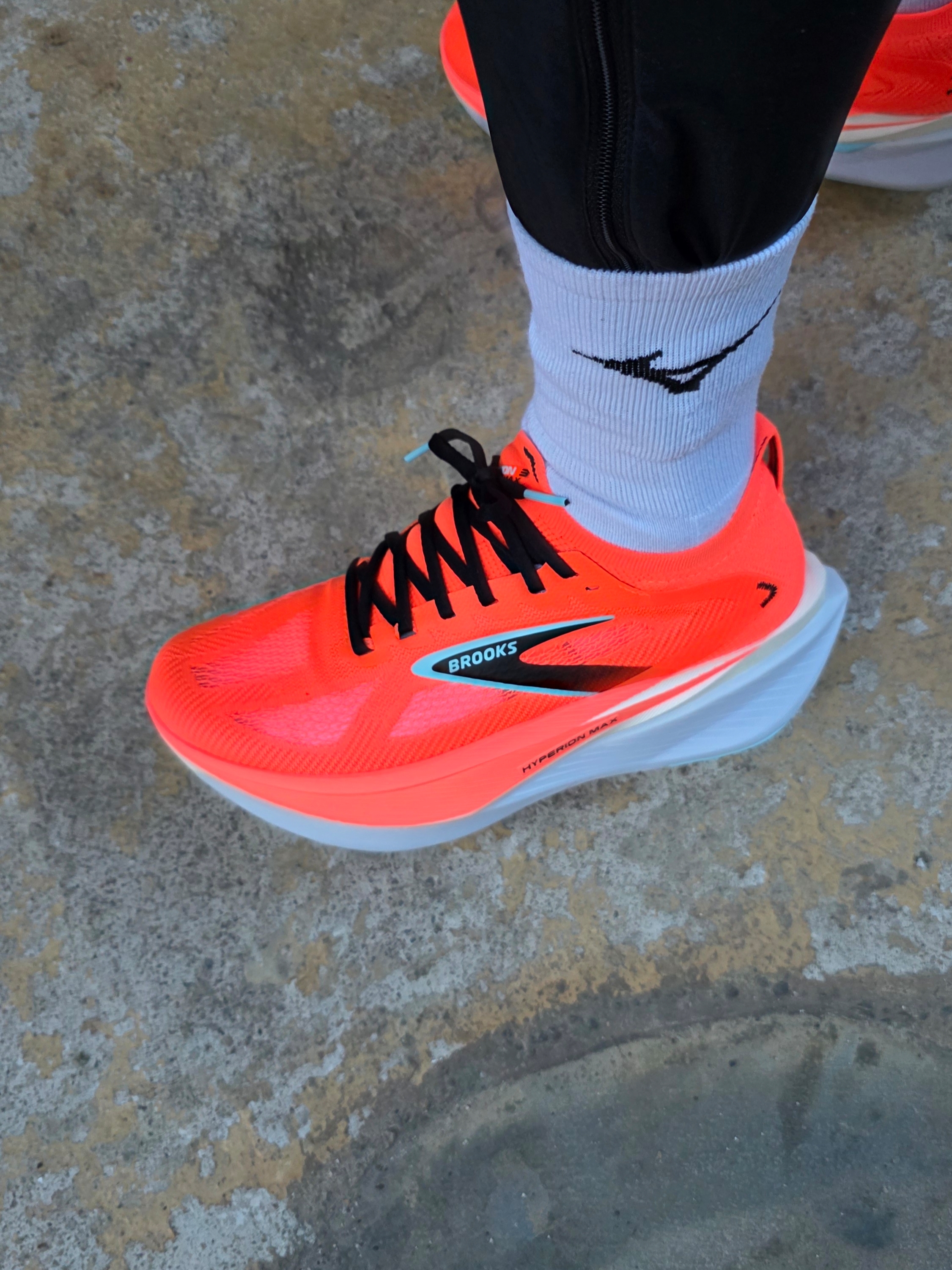 Brooks Running Hyperion Max 3 Coral - D Medium 착용 스타일