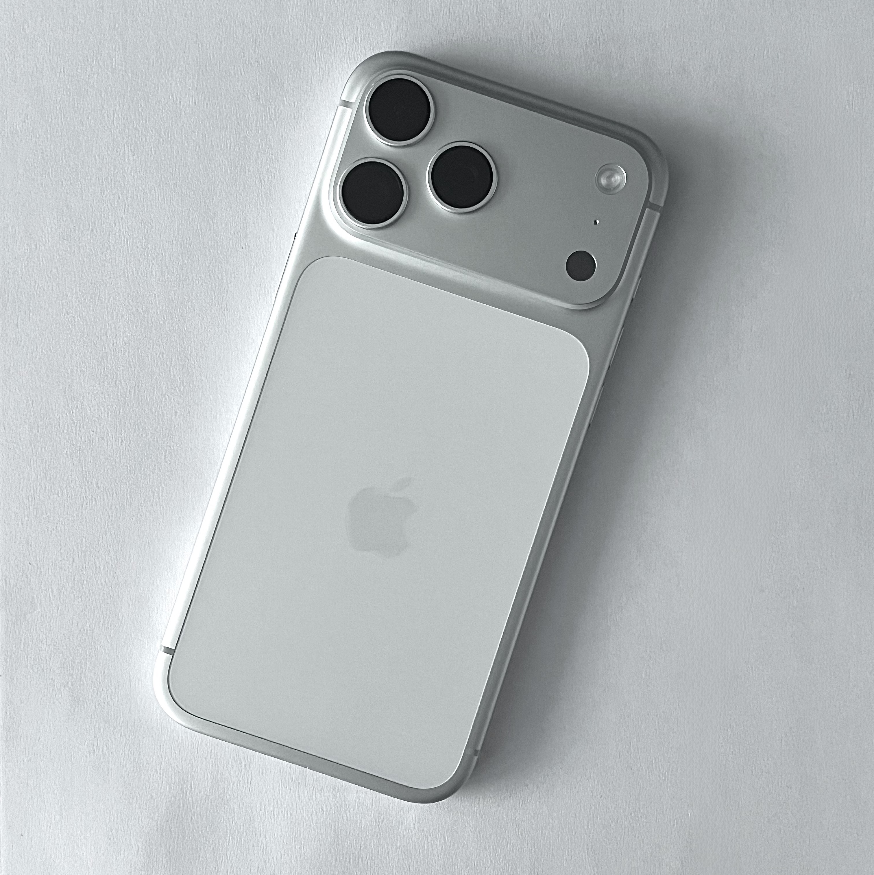 Apple iPhone 17 Pro Max 256GB Silver 착용 스타일 - 1