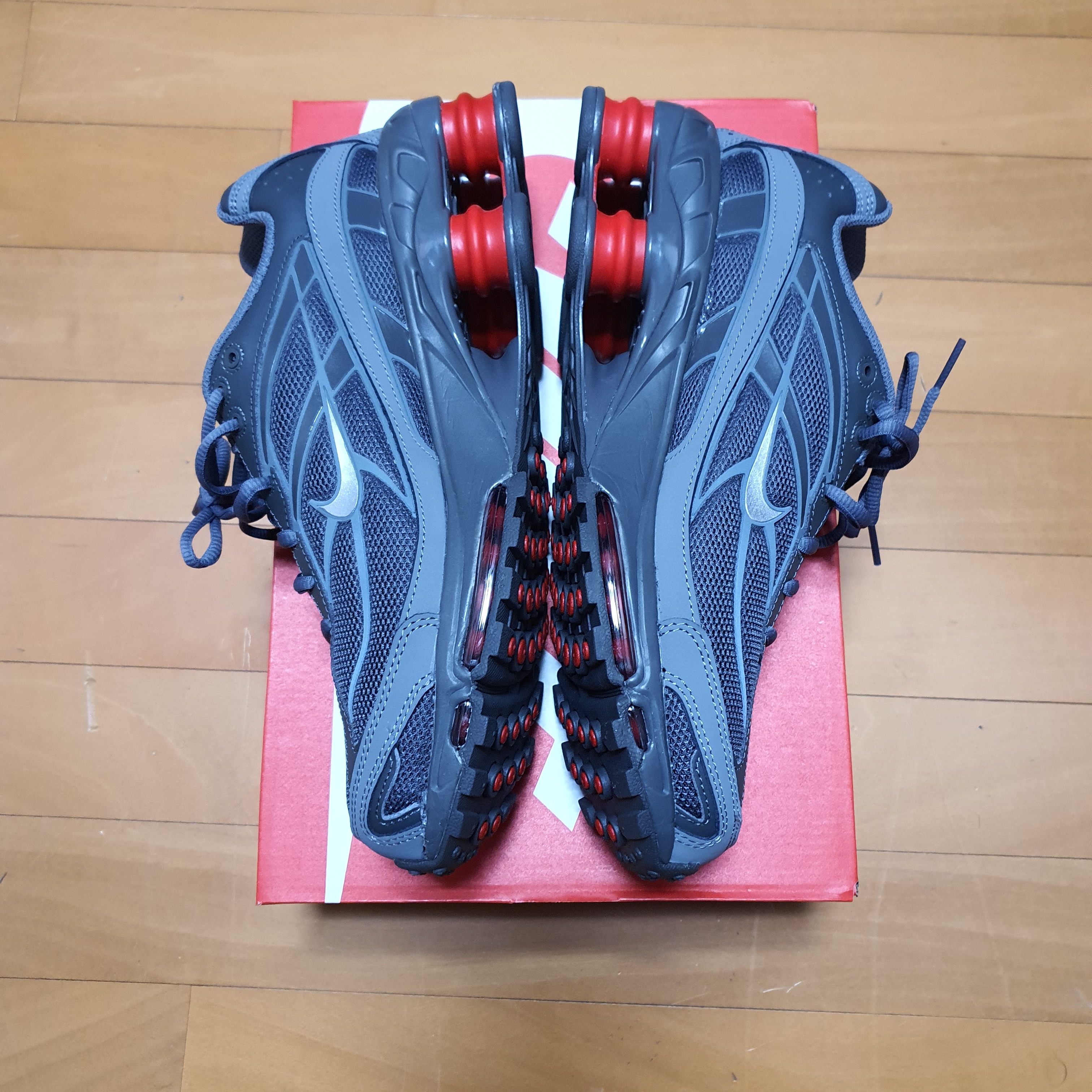 Nike Shox Ride 2 Smoke Grey University Red 착용 스타일