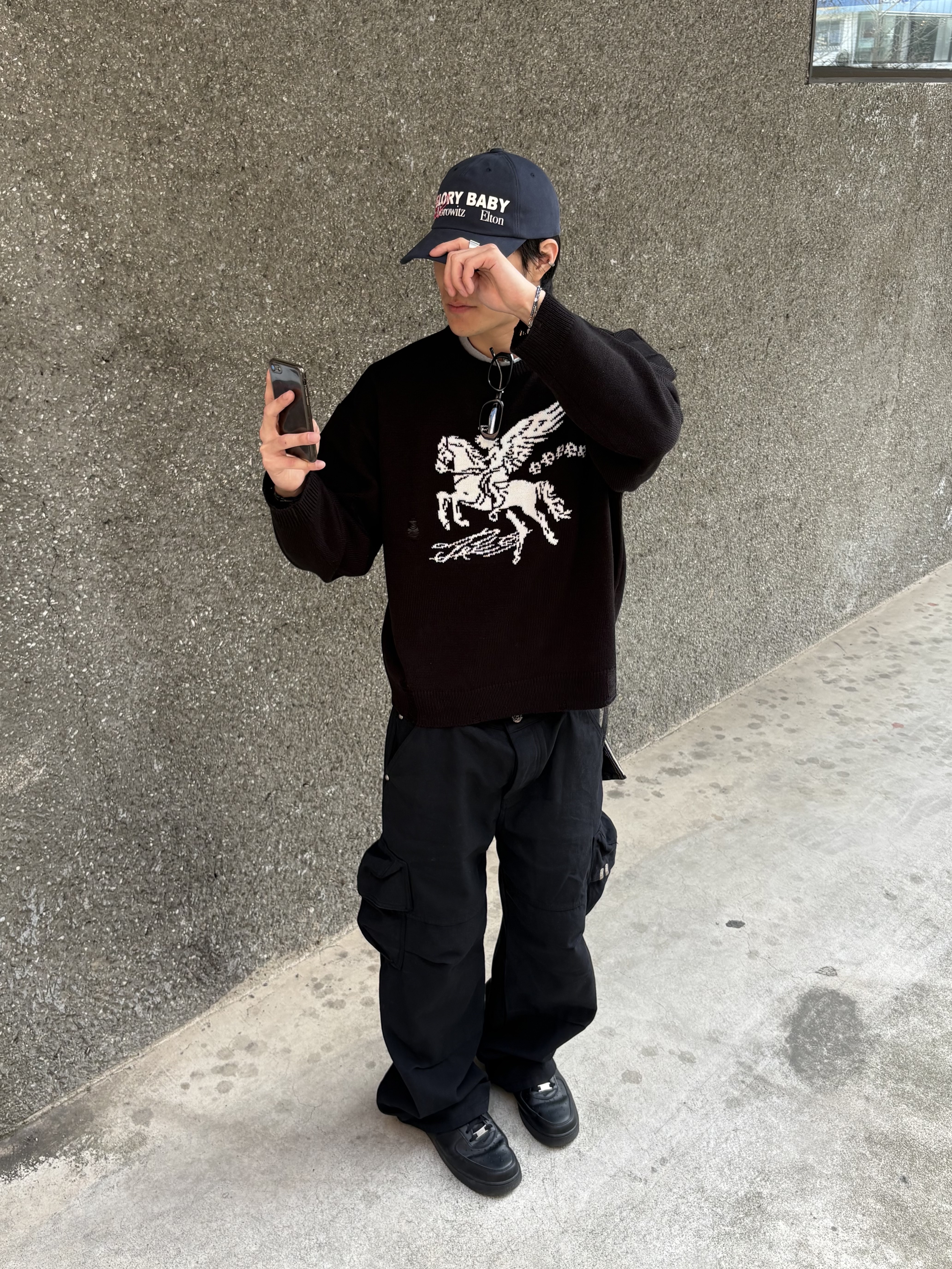 [트리플적립] PACOSPLY Destroyed Falling Angel Knit Black, [트리플적립] PACOSPLY Allday Cargo Pants Black 착용 스타일 - 4