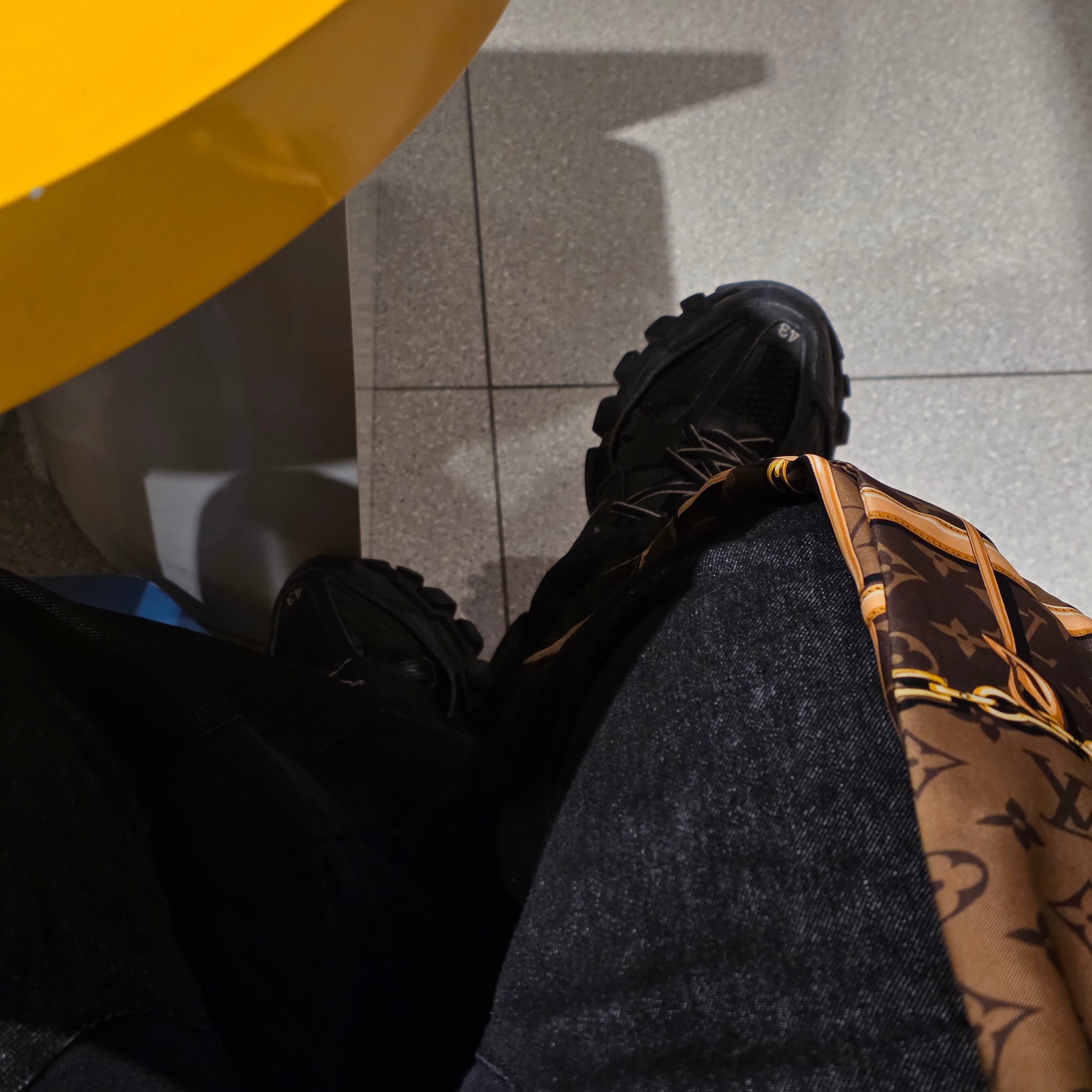 Balenciaga Track Sneakers Triple Black, (W) Louis Vuitton Monogram Confidential Bandeau Brown 착용 스타일 - 1