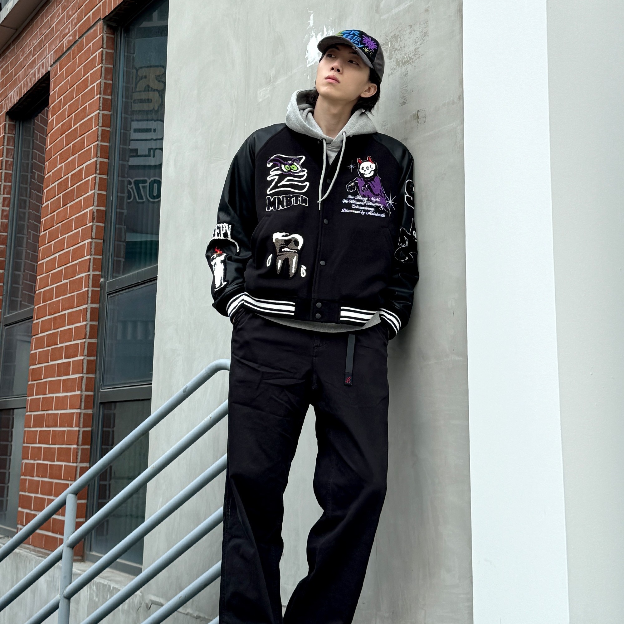 MAINBOOTH Creepy Devil Varsity Jacket Black, MAINBOOTH Creepy Sun Ball Cap Black 착용 스타일 - 3