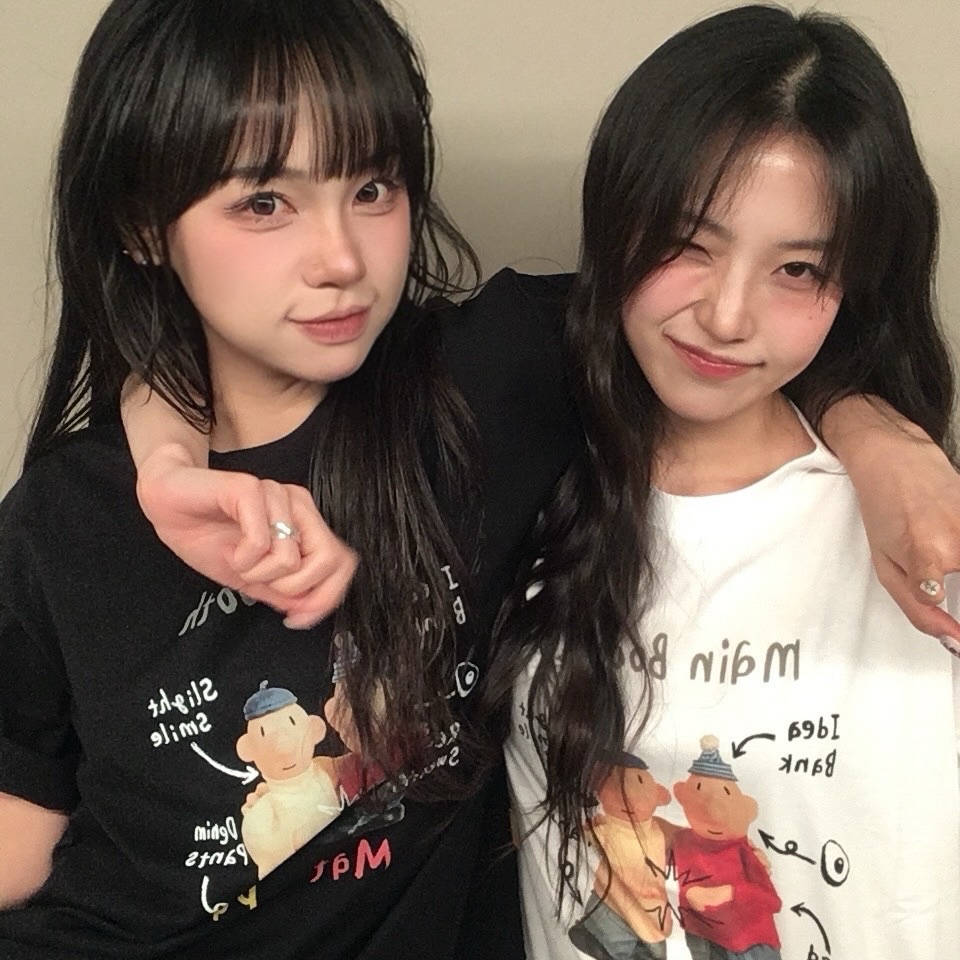 MAINBOOTH [Pat&Mat] QnA T-shirt Black, MAINBOOTH [Pat&Mat] QnA T-shirt White 착용 스타일 - 3