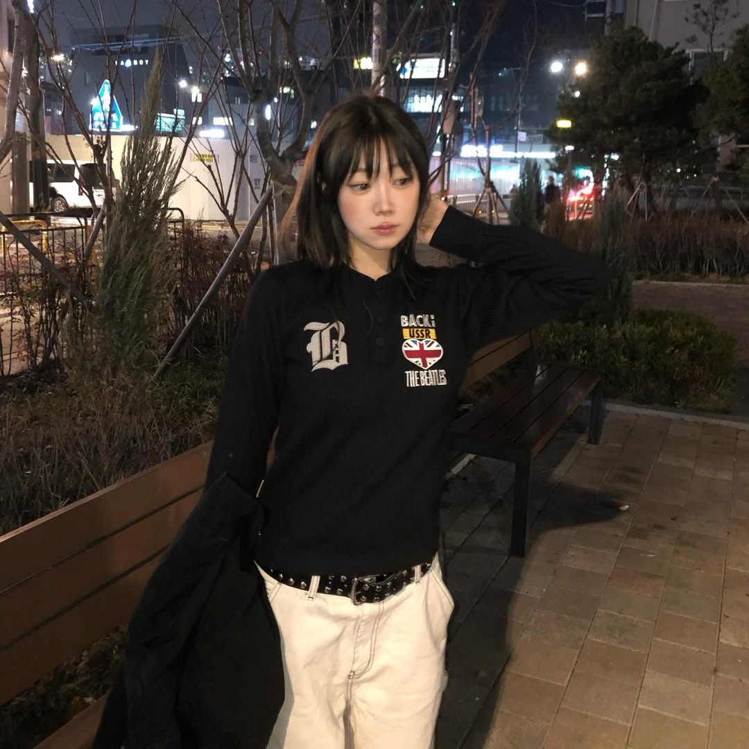 MAINBOOTH Beatles x Waffleton Henley Neck T-Shirt Black 착용 스타일 - 1