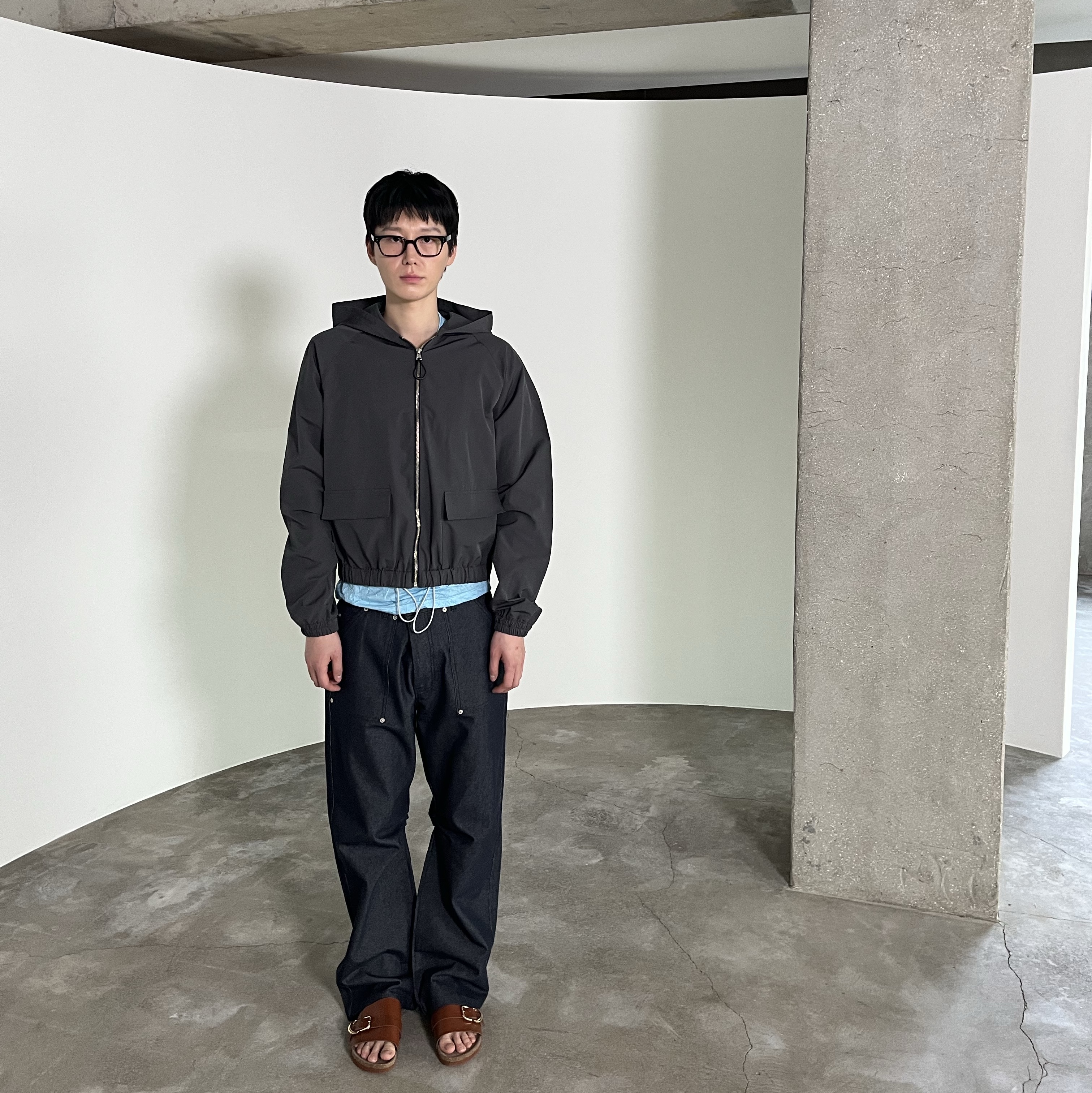 Blue Sunflower City Hooded Windbreaker Charcoal, Blue Sunflower Curved Denim Carpenter Pants 착용 스타일 - 2