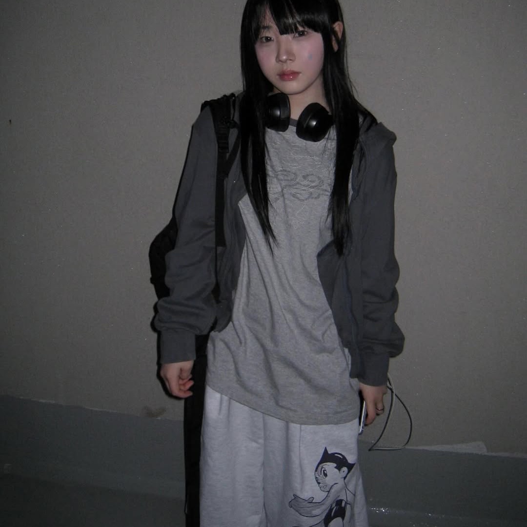 MAINBOOTH [Astro Boy] Mach 5 Sweat Shorts Cloud Gray 착용 스타일 - 2