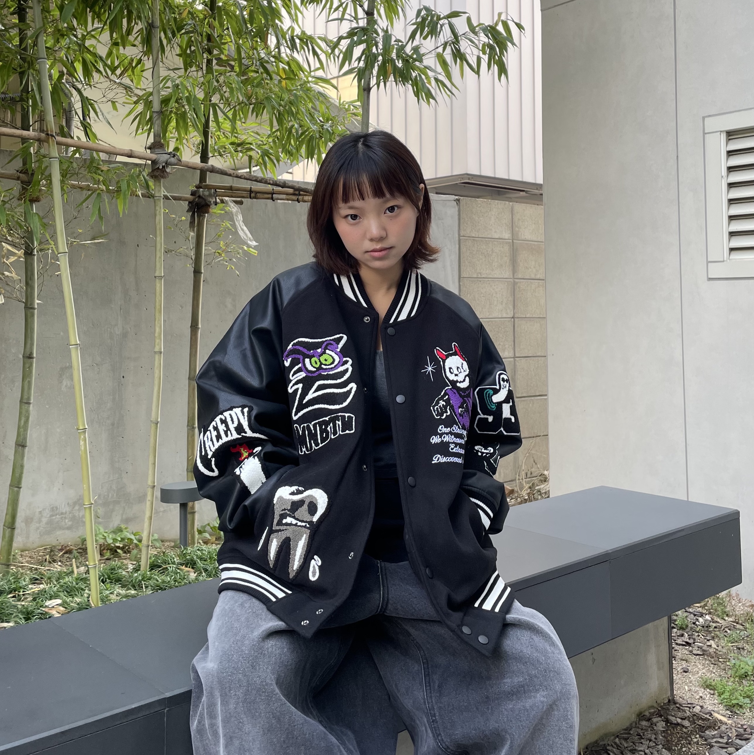 MAINBOOTH Creepy Devil Varsity Jacket Black 착용 스타일 - 1