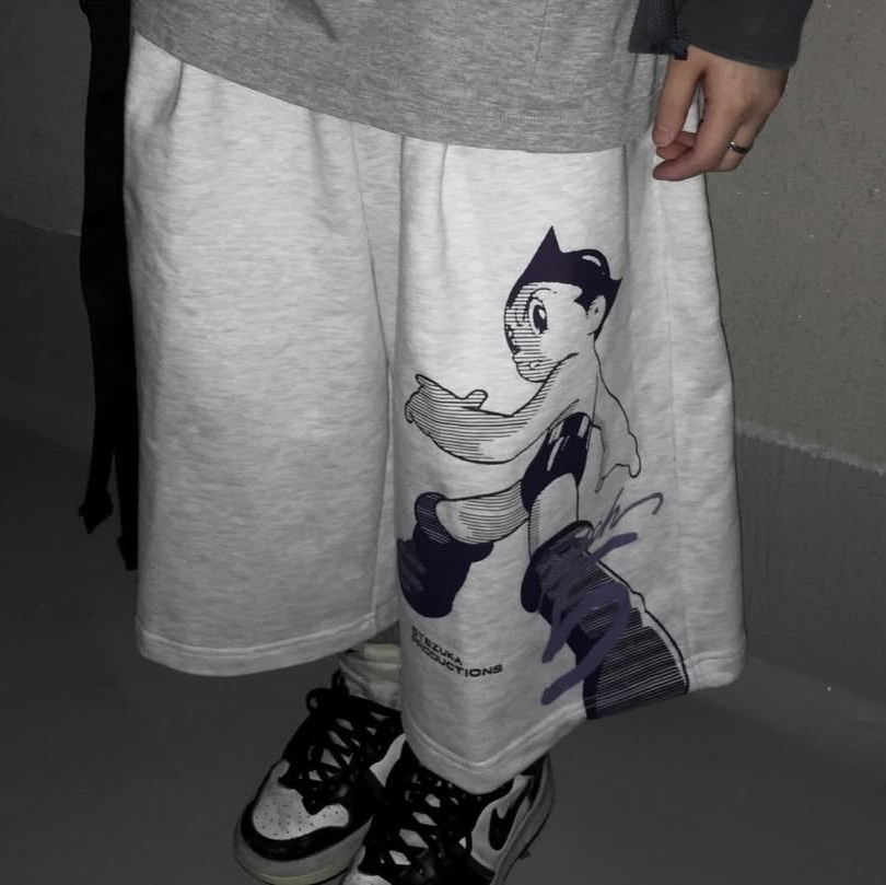 MAINBOOTH [Astro Boy] Mach 5 Sweat Shorts Cloud Gray 착용 스타일 - 3