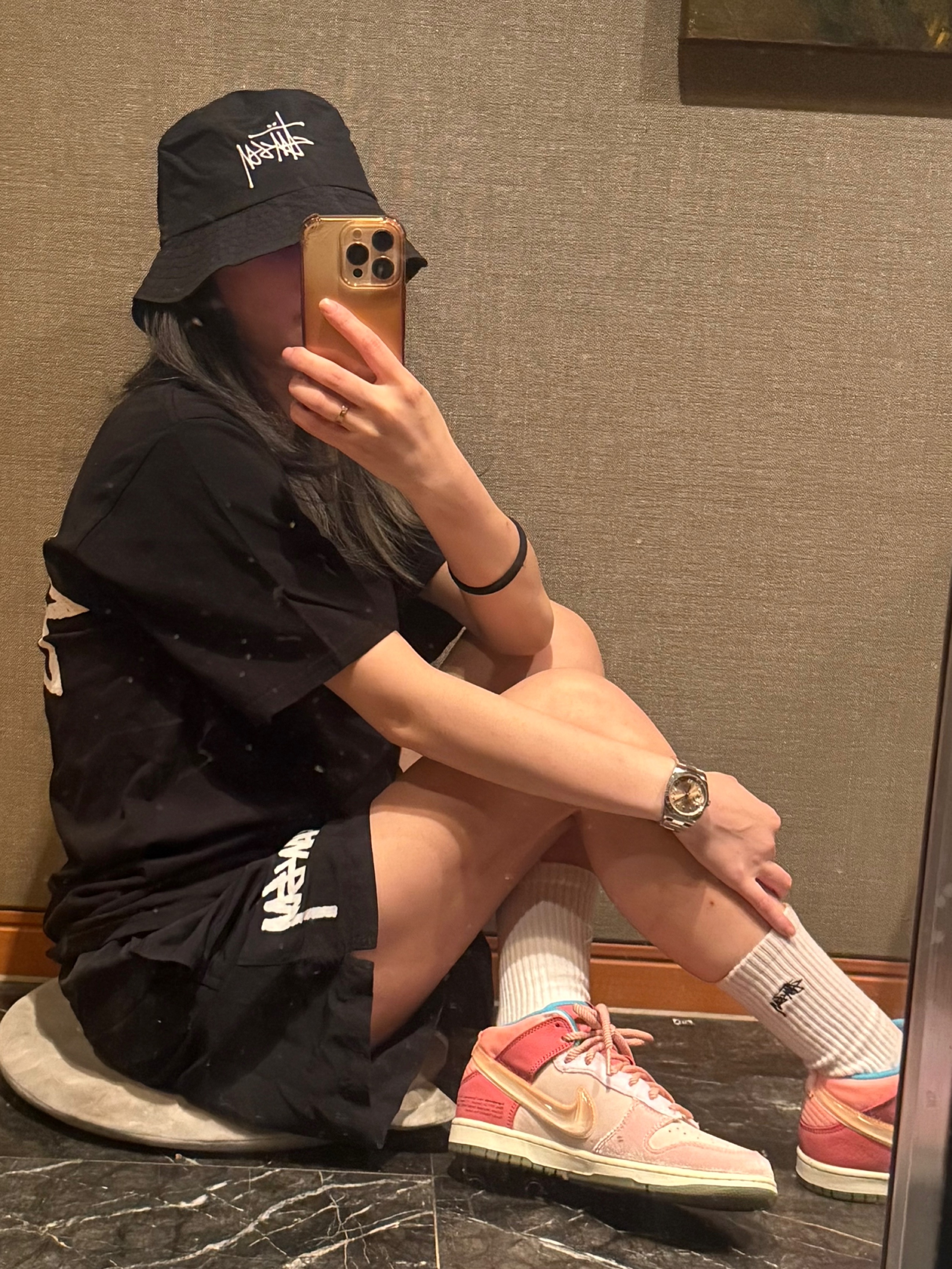 Stussy Peached Nylon Basic Bucket Hat Black, Stussy x Our Legacy Work Shop Yin Yang Pigment Dyed T-Shirt Black 착용 스타일 - 1