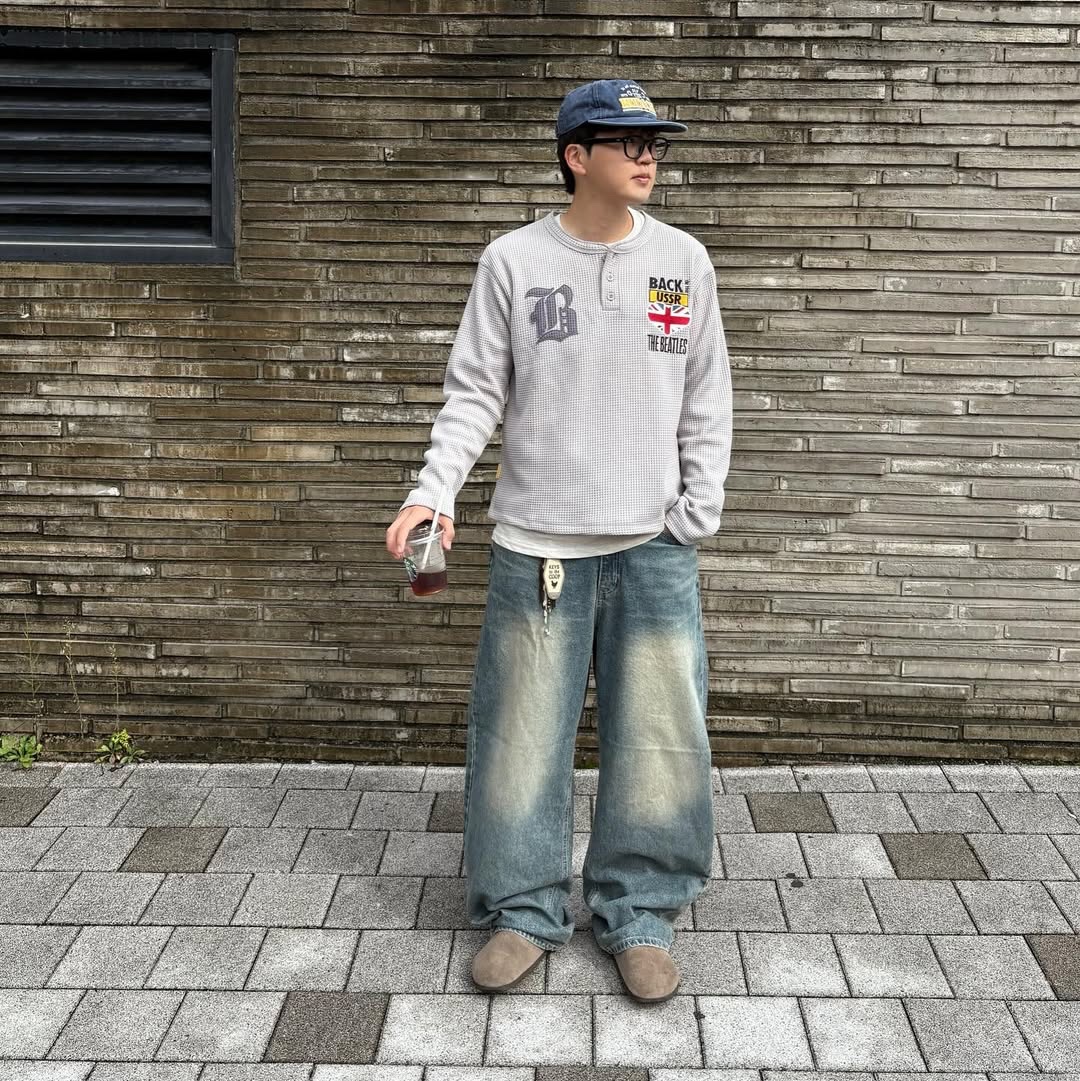 MAINBOOTH Beatles x Waffleton Henley Neck T-Shirt Beige 착용 스타일 - 3