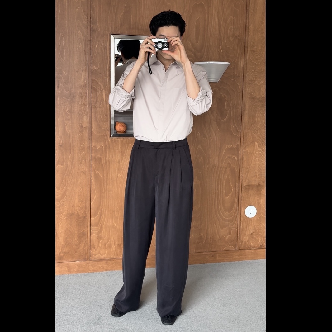 Amomento Square Pocket Oversized Shirt Beige - 26SS, Amomento Men's Cupro Two Tuck Wide Pants Black - 26SS 착용 스타일 - 1