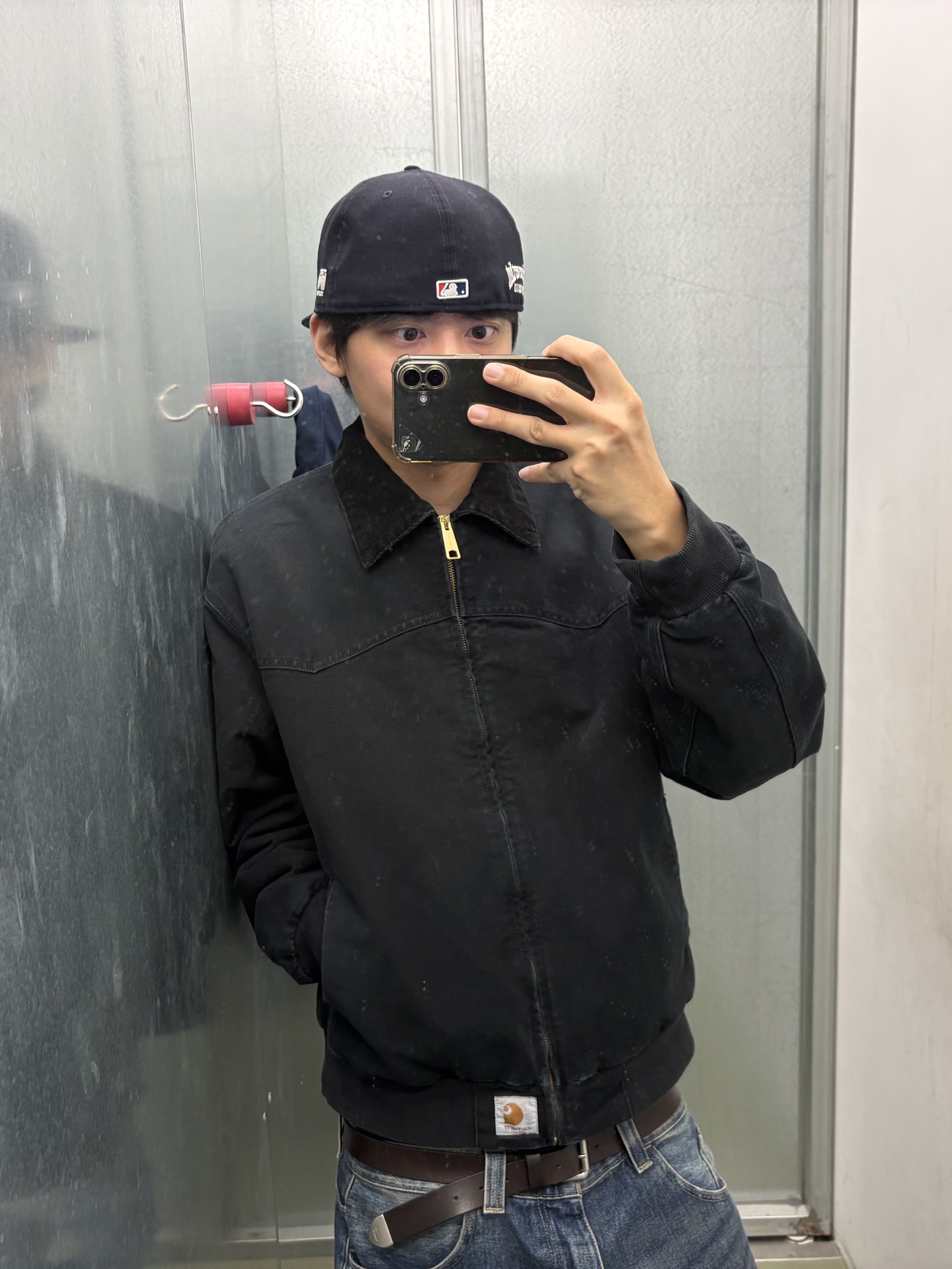 Carhartt WIP OG Santa Fe Jacket Black Black Grind Washed, New Era 59Fifty MLB Authentic New York Yankees Game Navy 착용 스타일 - 1